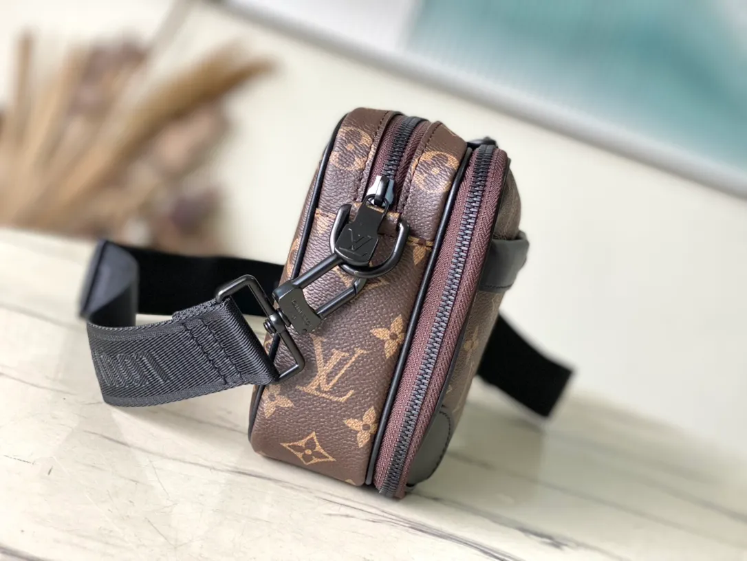 💰940 Top original order M46955 Presbyopia This Apha messenger bag is made of Monogram Eclipse Jm canvas, with a delicate green shape using a stacking pen. The zipper compartment ensures the safety of items, and the rivets on the front pocket add the brand mark. Dimensions: 24 × 16 × 8 cm