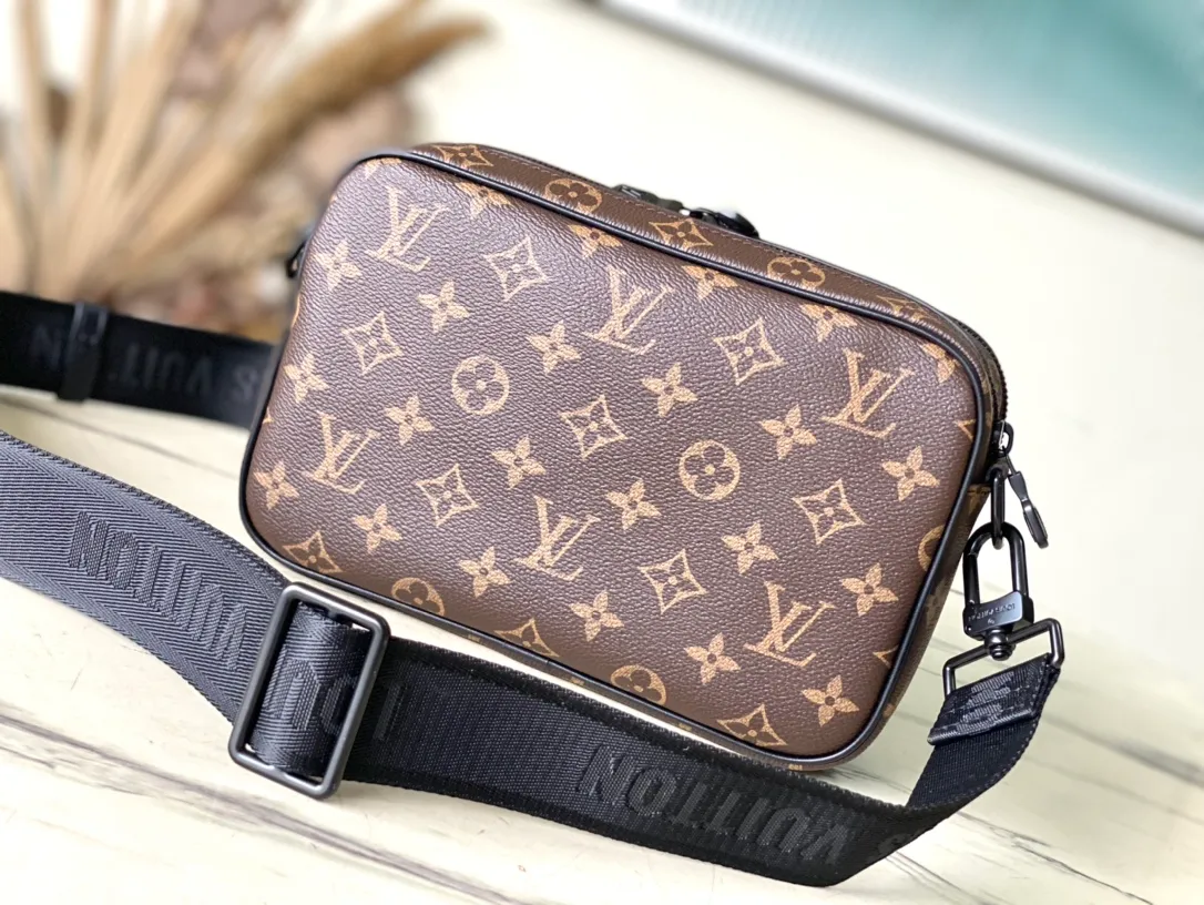 💰940 Top original order M46955 Presbyopia This Apha messenger bag is made of Monogram Eclipse Jm canvas, with a delicate green shape using a stacking pen. The zipper compartment ensures the safety of items, and the rivets on the front pocket add the brand mark. Dimensions: 24 × 16 × 8 cm