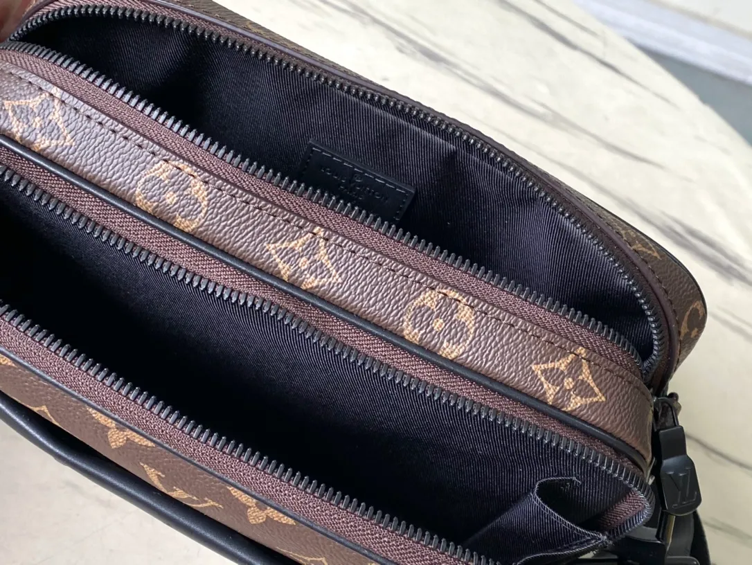 💰940 Top original order M46955 Presbyopia This Apha messenger bag is made of Monogram Eclipse Jm canvas, with a delicate green shape using a stacking pen. The zipper compartment ensures the safety of items, and the rivets on the front pocket add the brand mark. Dimensions: 24 × 16 × 8 cm