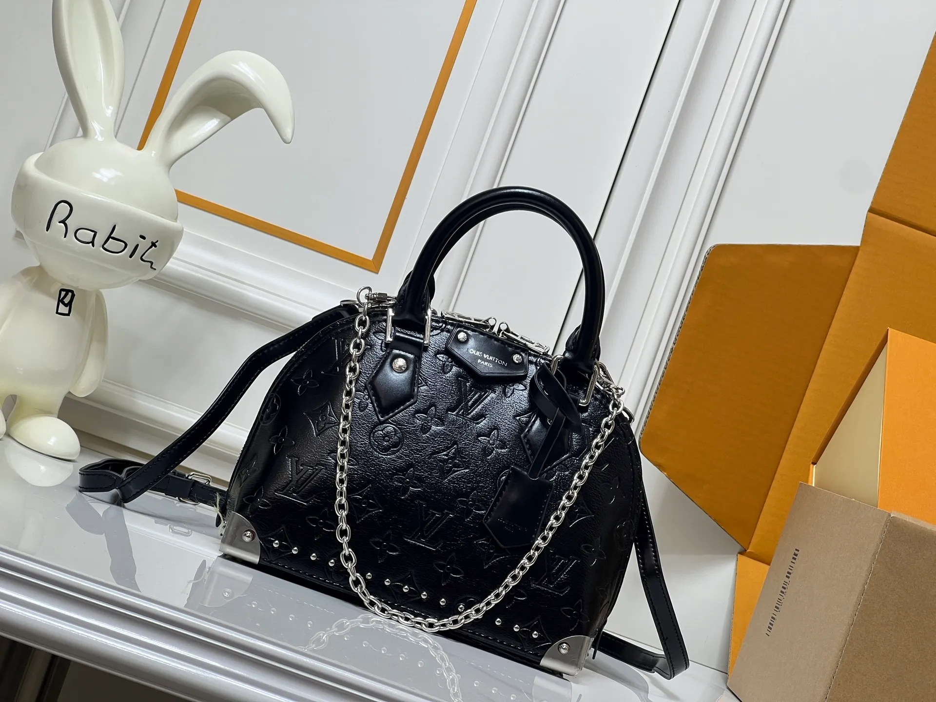 Batch 300💰Upgraded original M26084 M27812 This Alma BB handbag has been reinterpreted and becomes a new member of the Trunk series, paying tribute to the brand's long travel culture with its classic logo. The handbag is made of Monogram canvas, trimmed with deep leather, and embellished with dazzling metal corners and studs. This version comes with a removable chain that can be worn with the adjustable shoulder strap or alone. Dimensions: 22 x 19 x 11 (cm) ((length x height x width)