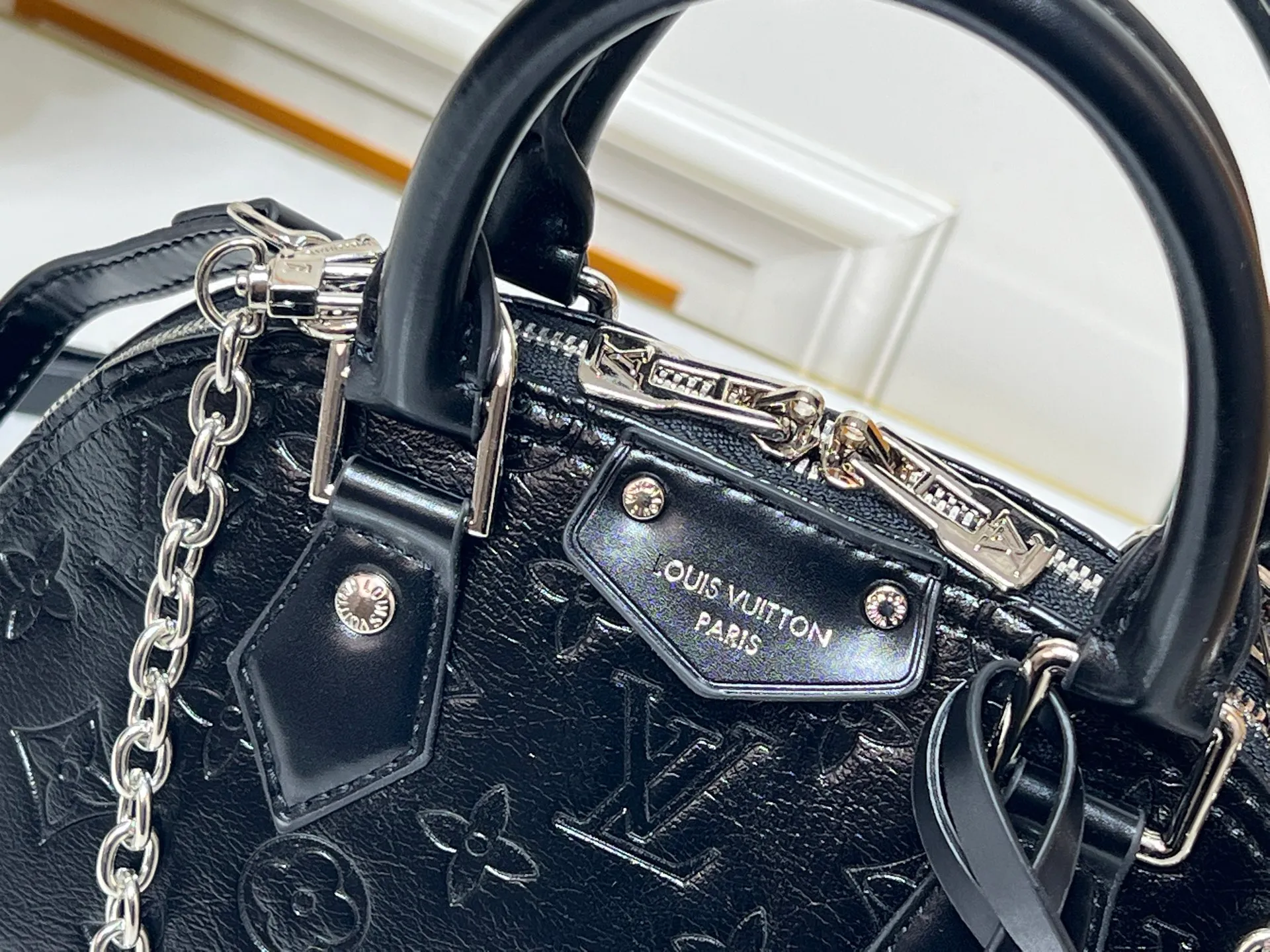 Batch 300💰Upgraded original M26084 M27812 This Alma BB handbag has been reinterpreted and becomes a new member of the Trunk series, paying tribute to the brand's long travel culture with its classic logo. The handbag is made of Monogram canvas, trimmed with deep leather, and embellished with dazzling metal corners and studs. This version comes with a removable chain that can be worn with the adjustable shoulder strap or alone. Dimensions: 22 x 19 x 11 (cm) ((length x height x width)