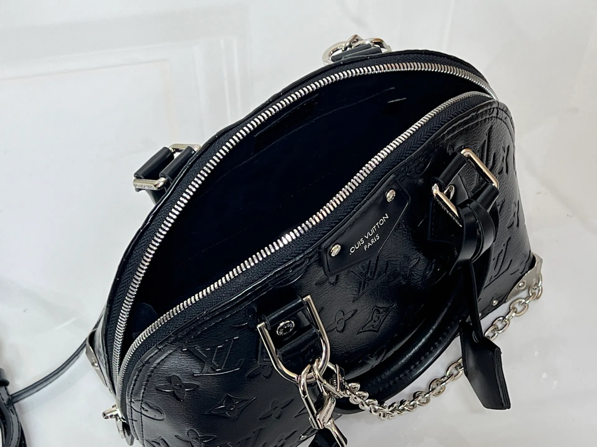 Batch 300💰Upgraded original M26084 M27812 This Alma BB handbag has been reinterpreted and becomes a new member of the Trunk series, paying tribute to the brand's long travel culture with its classic logo. The handbag is made of Monogram canvas, trimmed with deep leather, and embellished with dazzling metal corners and studs. This version comes with a removable chain that can be worn with the adjustable shoulder strap or alone. Dimensions: 22 x 19 x 11 (cm) ((length x height x width)