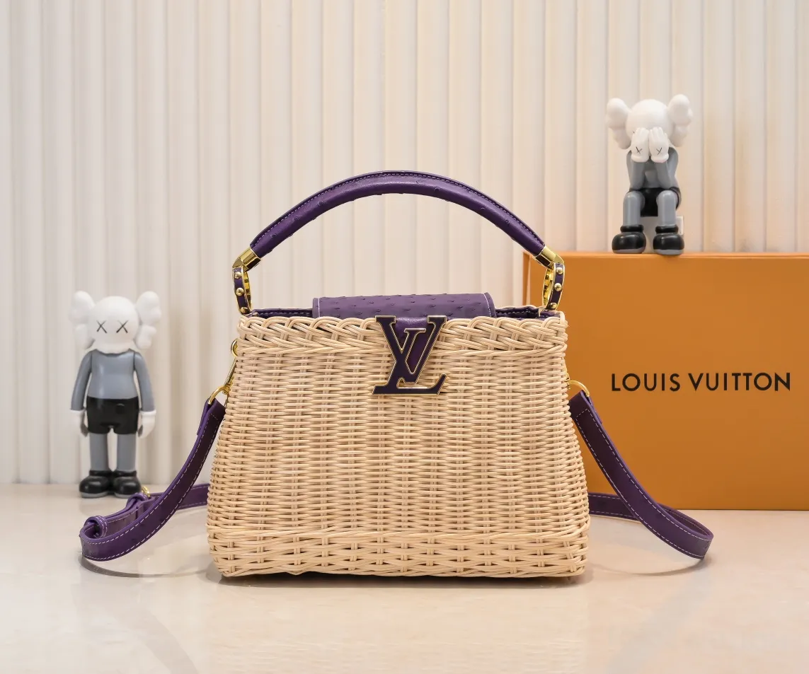 The upgraded version of P680 M11618 ostrich pattern Capucines BB handbag has a unique rattan weaving structure, paying tribute to the Louis Vuitton picnic box design that came out in 1892. The cow leather shapes the top handle and flap, the LV letters reveal a metallic texture, and the detachable and adjustable leather shoulder strap makes it easy to carry on the shoulder. The gift box packaging provided with this product may be reasonably adjusted depending on the stock situation, and may be different from the packaging style displayed on this product page. Please refer to the actual gift box packaging style received for details. Size:27×17.3×9cm