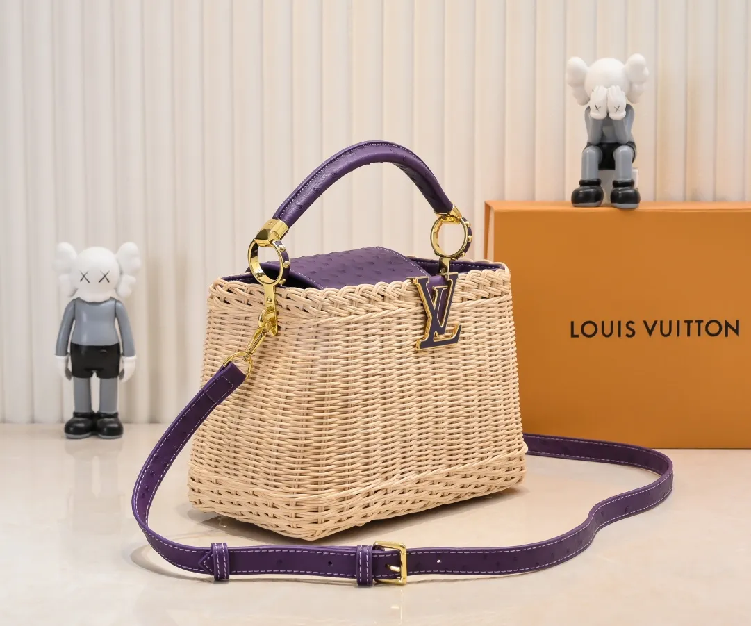The upgraded version of P680 M11618 ostrich pattern Capucines BB handbag has a unique rattan weaving structure, paying tribute to the Louis Vuitton picnic box design that came out in 1892. The cow leather shapes the top handle and flap, the LV letters reveal a metallic texture, and the detachable and adjustable leather shoulder strap makes it easy to carry on the shoulder. The gift box packaging provided with this product may be reasonably adjusted depending on the stock situation, and may be different from the packaging style displayed on this product page. Please refer to the actual gift box packaging style received for details. Size:27×17.3×9cm