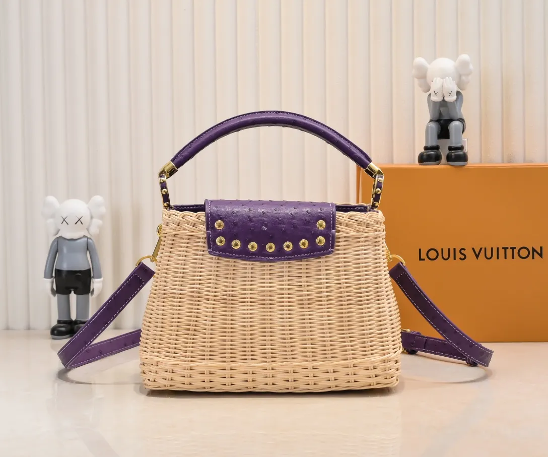 The upgraded version of P680 M11618 ostrich pattern Capucines BB handbag has a unique rattan weaving structure, paying tribute to the Louis Vuitton picnic box design that came out in 1892. The cow leather shapes the top handle and flap, the LV letters reveal a metallic texture, and the detachable and adjustable leather shoulder strap makes it easy to carry on the shoulder. The gift box packaging provided with this product may be reasonably adjusted depending on the stock situation, and may be different from the packaging style displayed on this product page. Please refer to the actual gift box packaging style received for details. Size:27×17.3×9cm