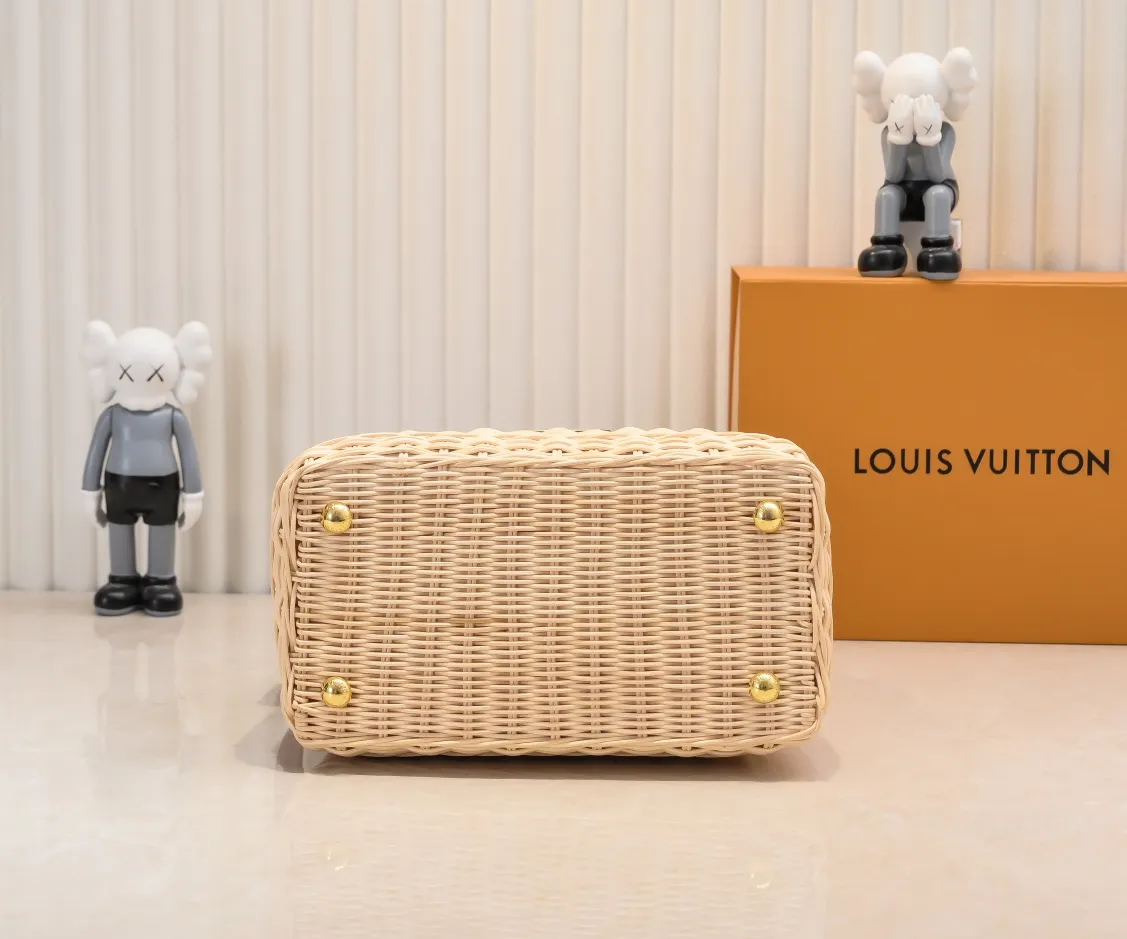 The upgraded version of P680 M11618 ostrich pattern Capucines BB handbag has a unique rattan weaving structure, paying tribute to the Louis Vuitton picnic box design that came out in 1892. The cow leather shapes the top handle and flap, the LV letters reveal a metallic texture, and the detachable and adjustable leather shoulder strap makes it easy to carry on the shoulder. The gift box packaging provided with this product may be reasonably adjusted depending on the stock situation, and may be different from the packaging style displayed on this product page. Please refer to the actual gift box packaging style received for details. Size:27×17.3×9cm