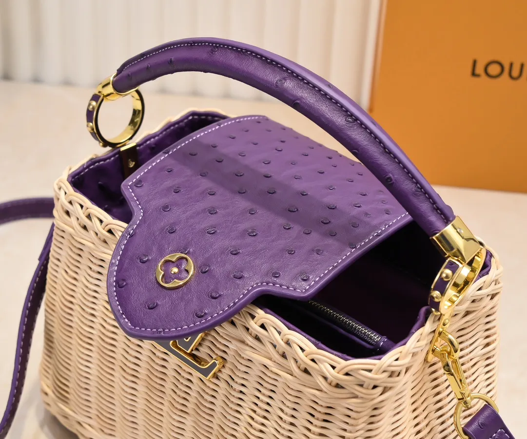 The upgraded version of P680 M11618 ostrich pattern Capucines BB handbag has a unique rattan weaving structure, paying tribute to the Louis Vuitton picnic box design that came out in 1892. The cow leather shapes the top handle and flap, the LV letters reveal a metallic texture, and the detachable and adjustable leather shoulder strap makes it easy to carry on the shoulder. The gift box packaging provided with this product may be reasonably adjusted depending on the stock situation, and may be different from the packaging style displayed on this product page. Please refer to the actual gift box packaging style received for details. Size:27×17.3×9cm