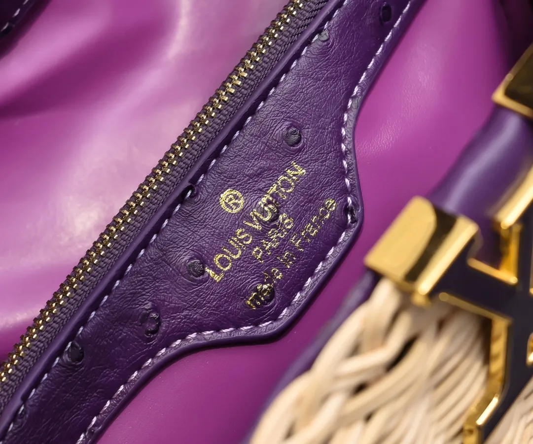 The upgraded version of P680 M11618 ostrich pattern Capucines BB handbag has a unique rattan weaving structure, paying tribute to the Louis Vuitton picnic box design that came out in 1892. The cow leather shapes the top handle and flap, the LV letters reveal a metallic texture, and the detachable and adjustable leather shoulder strap makes it easy to carry on the shoulder. The gift box packaging provided with this product may be reasonably adjusted depending on the stock situation, and may be different from the packaging style displayed on this product page. Please refer to the actual gift box packaging style received for details. Size:27×17.3×9cm