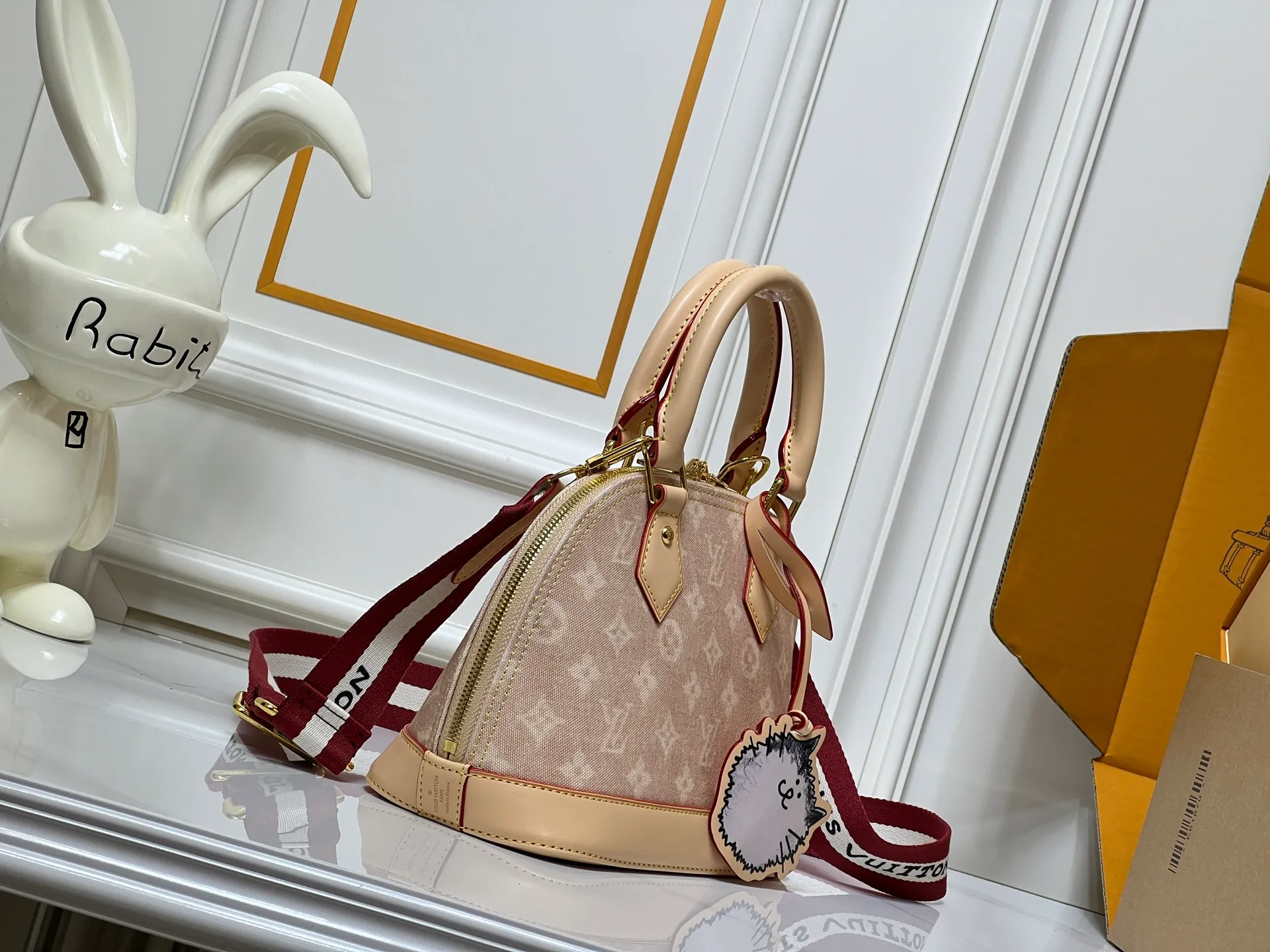 Batch 300💰Alma BB handbag M99021 M82348 A creative work of Louis Vuitton's Catogram series, the Alma BB handbag is made of light beige denim and engraved with the brand's iconic Monogram pattern, showing a retro style. Paired with beige leather trim and gold hardware, the classic shell bag shape incorporates cute cat charms, injecting vitality into the overall look. Equipped with a detachable shoulder strap, it can be carried by hand or cross-body to meet a variety of dressing needs. From daily outings to casual luxury socializing, it combines retro texture and cute design to become an eye-catching item that shows personality and taste. It is a fashionable choice for those who love cute style and classic design. Size: 23.5x17x11cm
