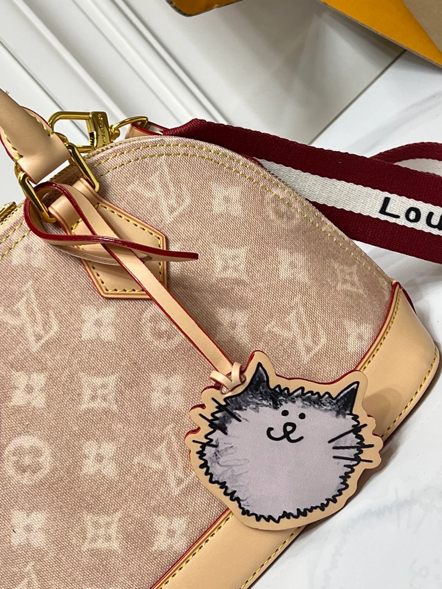 Batch 300💰Alma BB handbag M99021 M82348 A creative work of Louis Vuitton's Catogram series, the Alma BB handbag is made of light beige denim and engraved with the brand's iconic Monogram pattern, showing a retro style. Paired with beige leather trim and gold hardware, the classic shell bag shape incorporates cute cat charms, injecting vitality into the overall look. Equipped with a detachable shoulder strap, it can be carried by hand or cross-body to meet a variety of dressing needs. From daily outings to casual luxury socializing, it combines retro texture and cute design to become an eye-catching item that shows personality and taste. It is a fashionable choice for those who love cute style and classic design. Size: 23.5x17x11cm