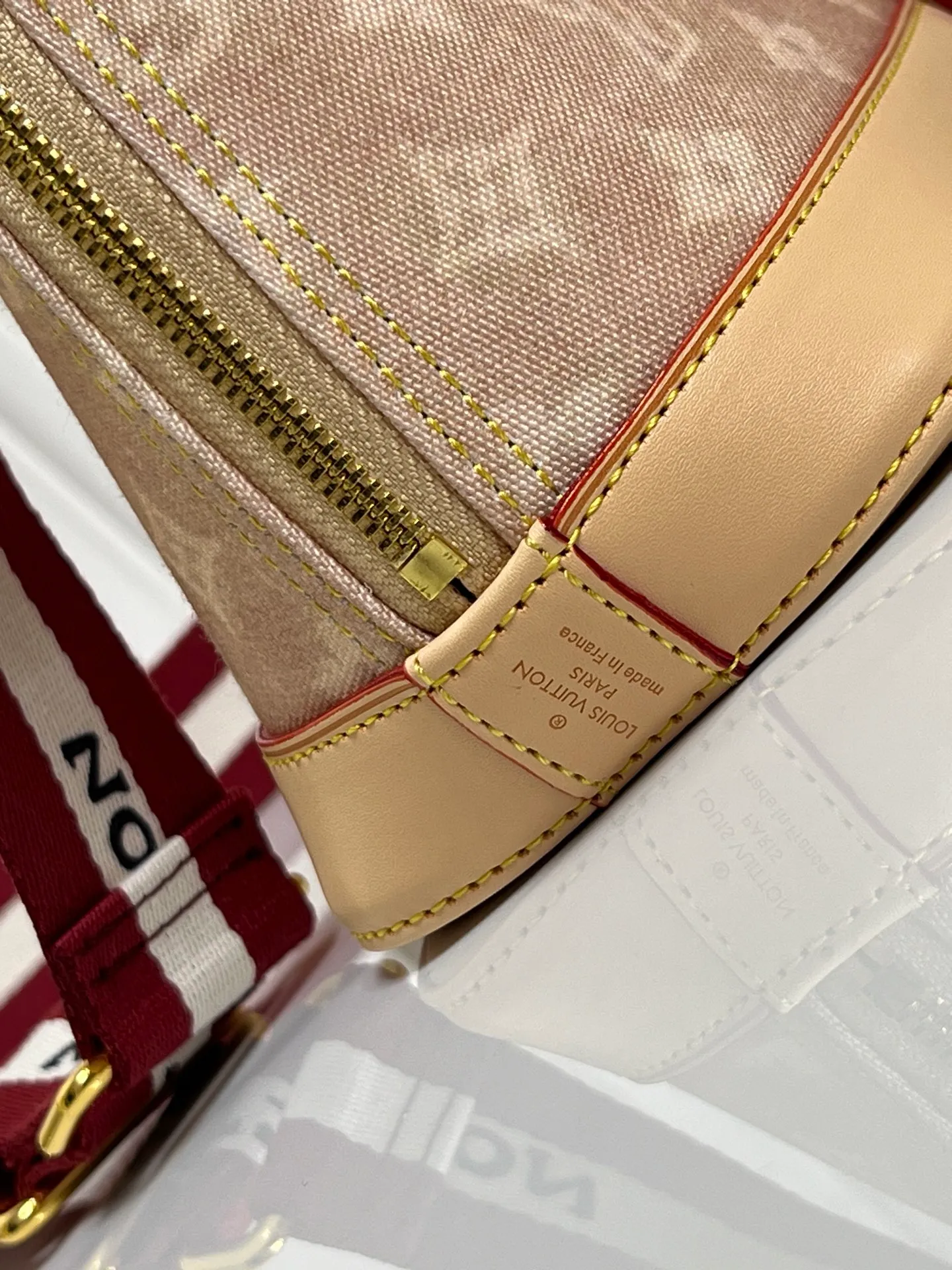 Batch 300💰Alma BB handbag M99021 M82348 A creative work of Louis Vuitton's Catogram series, the Alma BB handbag is made of light beige denim and engraved with the brand's iconic Monogram pattern, showing a retro style. Paired with beige leather trim and gold hardware, the classic shell bag shape incorporates cute cat charms, injecting vitality into the overall look. Equipped with a detachable shoulder strap, it can be carried by hand or cross-body to meet a variety of dressing needs. From daily outings to casual luxury socializing, it combines retro texture and cute design to become an eye-catching item that shows personality and taste. It is a fashionable choice for those who love cute style and classic design. Size: 23.5x17x11cm
