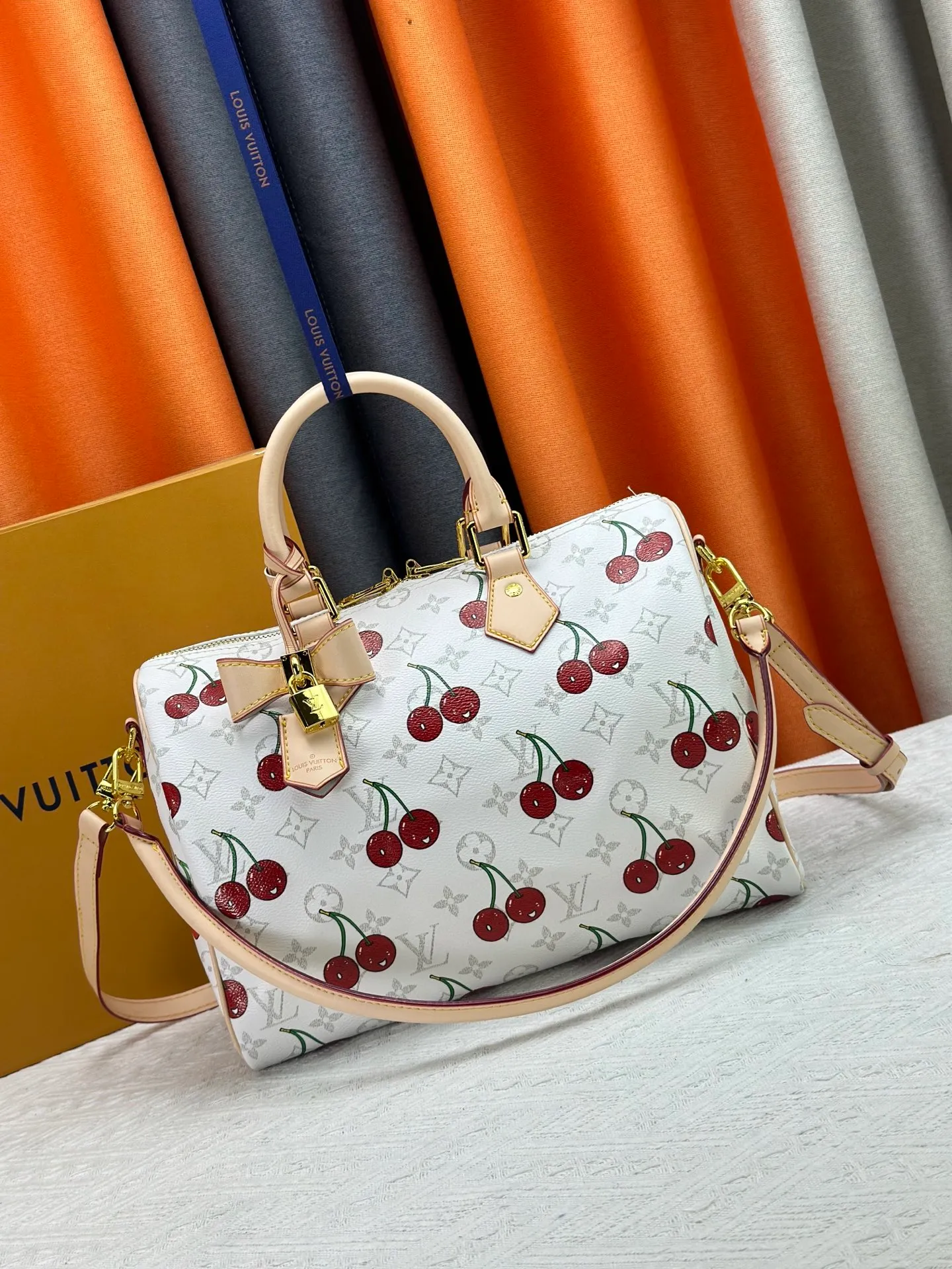 P300 M14328 Upgraded original version This Speedy Soft 30 handbag Murakami series Monogram Dune element pays tribute to the design of Gaston Louis Vuitton collection series. The long handle makes it easy to carry on the shoulder, making it a great travel companion. 30.0 x 21.0 x 17.0 cm (L x H x W) • Coated canvas • Cow leather trim • Metal hardware • Double zipper closure • Internal zippered pocket • Key holder • Patch name tag • Airplane style decoration • Holds 9" tablet, 6.7" smart phone, Ziy long wallet, keys, tissues, and sun • Shoulder strap: removable, non-adjustable • Strap half length: 24.0 cm • Handle: Double handle