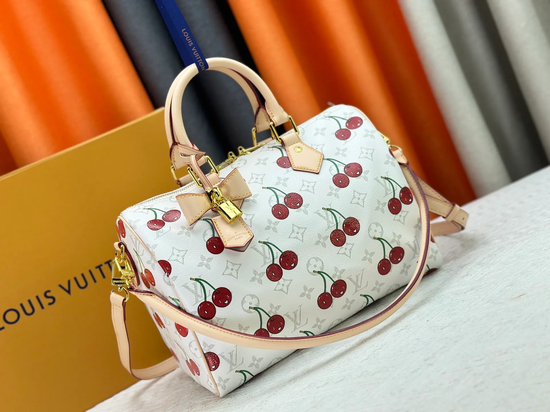 P300 M14328 Upgraded original version This Speedy Soft 30 handbag Murakami series Monogram Dune element pays tribute to the design of Gaston Louis Vuitton collection series. The long handle makes it easy to carry on the shoulder, making it a great travel companion. 30.0 x 21.0 x 17.0 cm (L x H x W) • Coated canvas • Cow leather trim • Metal hardware • Double zipper closure • Internal zippered pocket • Key holder • Patch name tag • Airplane style decoration • Holds 9" tablet, 6.7" smart phone, Ziy long wallet, keys, tissues, and sun • Shoulder strap: removable, non-adjustable • Strap half length: 24.0 cm • Handle: Double handle