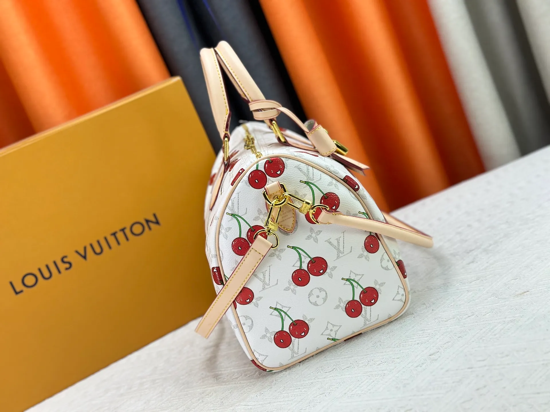P300 M14328 Upgraded original version This Speedy Soft 30 handbag Murakami series Monogram Dune element pays tribute to the design of Gaston Louis Vuitton collection series. The long handle makes it easy to carry on the shoulder, making it a great travel companion. 30.0 x 21.0 x 17.0 cm (L x H x W) • Coated canvas • Cow leather trim • Metal hardware • Double zipper closure • Internal zippered pocket • Key holder • Patch name tag • Airplane style decoration • Holds 9" tablet, 6.7" smart phone, Ziy long wallet, keys, tissues, and sun • Shoulder strap: removable, non-adjustable • Strap half length: 24.0 cm • Handle: Double handle