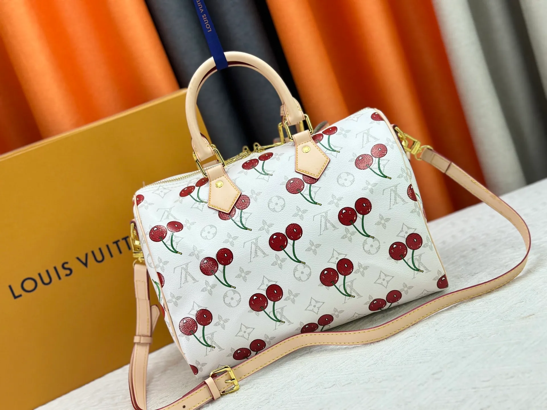 P300 M14328 Upgraded original version This Speedy Soft 30 handbag Murakami series Monogram Dune element pays tribute to the design of Gaston Louis Vuitton collection series. The long handle makes it easy to carry on the shoulder, making it a great travel companion. 30.0 x 21.0 x 17.0 cm (L x H x W) • Coated canvas • Cow leather trim • Metal hardware • Double zipper closure • Internal zippered pocket • Key holder • Patch name tag • Airplane style decoration • Holds 9" tablet, 6.7" smart phone, Ziy long wallet, keys, tissues, and sun • Shoulder strap: removable, non-adjustable • Strap half length: 24.0 cm • Handle: Double handle