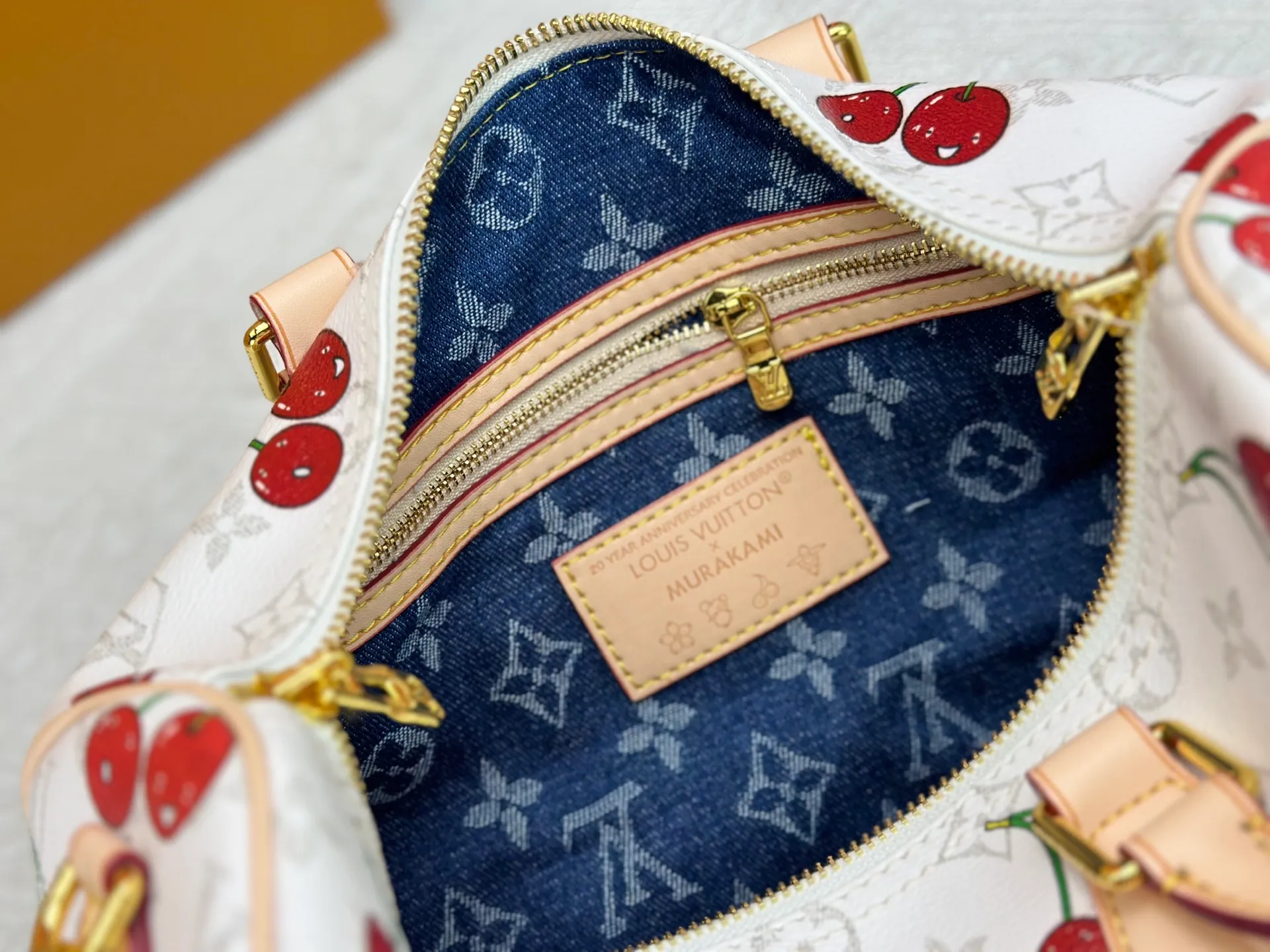 P300 M14328 Upgraded original version This Speedy Soft 30 handbag Murakami series Monogram Dune element pays tribute to the design of Gaston Louis Vuitton collection series. The long handle makes it easy to carry on the shoulder, making it a great travel companion. 30.0 x 21.0 x 17.0 cm (L x H x W) • Coated canvas • Cow leather trim • Metal hardware • Double zipper closure • Internal zippered pocket • Key holder • Patch name tag • Airplane style decoration • Holds 9" tablet, 6.7" smart phone, Ziy long wallet, keys, tissues, and sun • Shoulder strap: removable, non-adjustable • Strap half length: 24.0 cm • Handle: Double handle