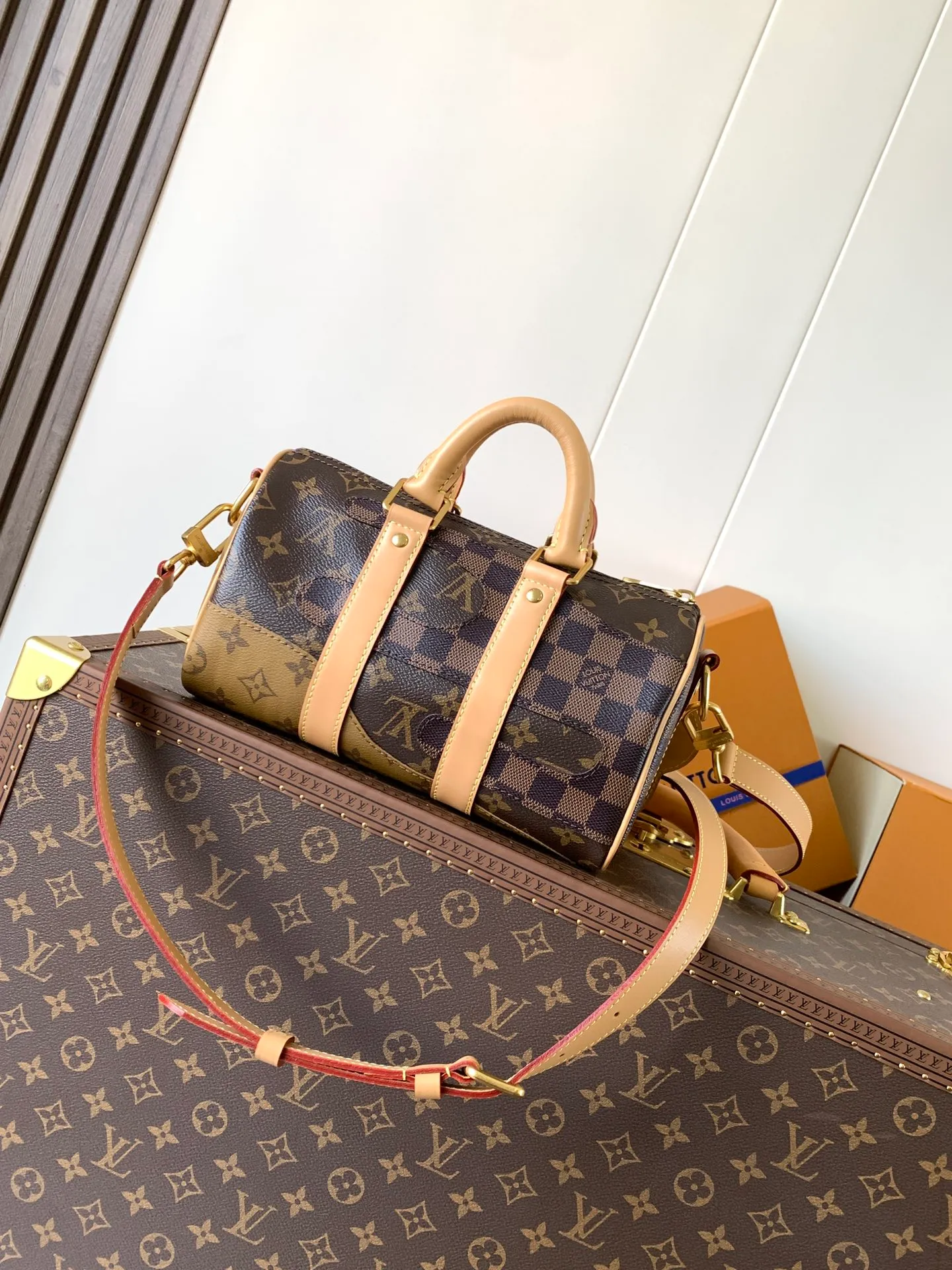 💰1220 Top original order M15428 Top original order Transcoding chip 163C This Keepall Bandoulière25 handbag is inspired by the Japanese Boro patchwork craftsmanship. The classic Monogram canvas bag is embroidered with Monogram and Damier canvas, creating a creative pattern that matches the terrain. 25 cm