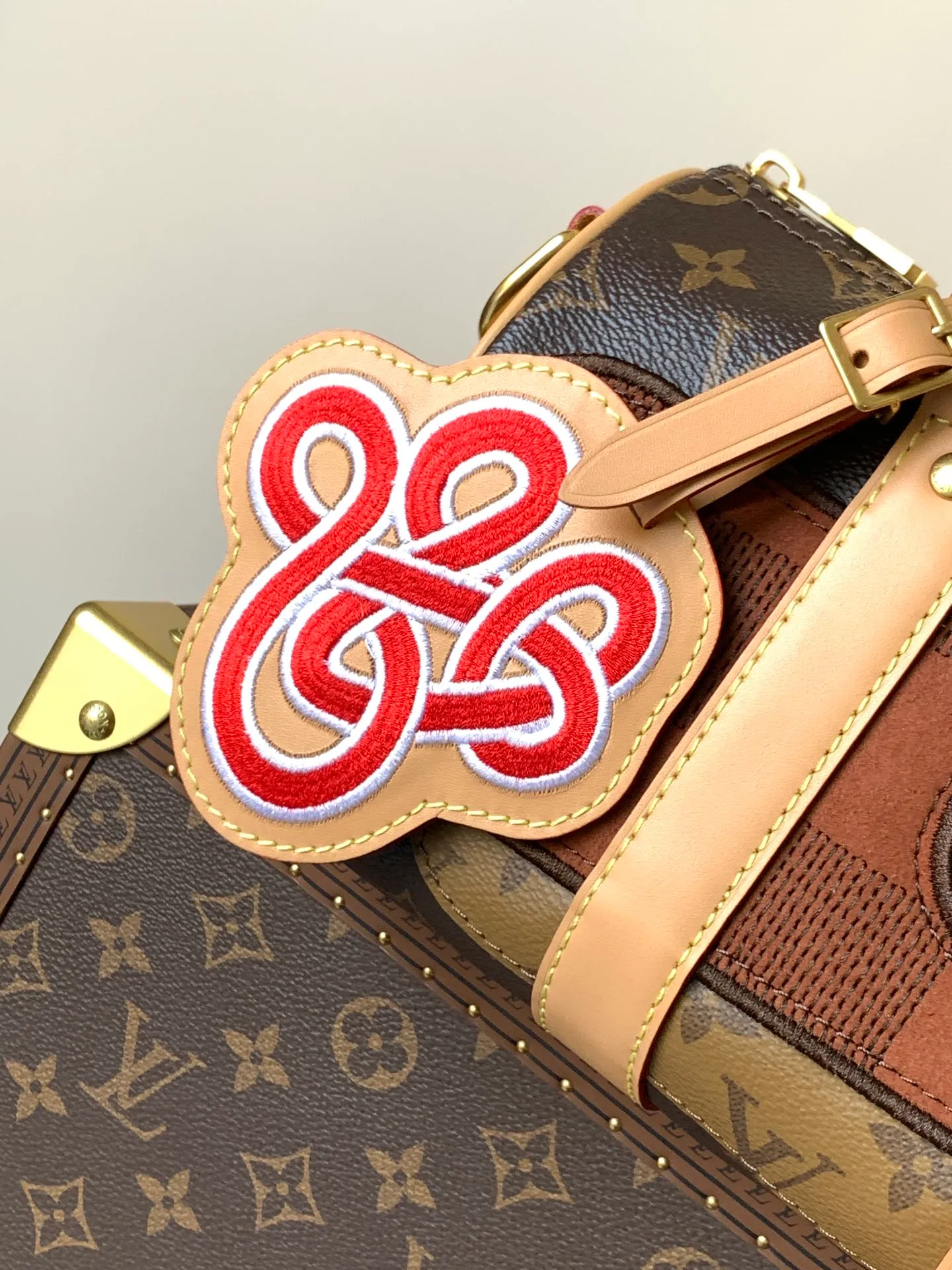 💰1220 Top original order M15428 Top original order Transcoding chip 163C This Keepall Bandoulière25 handbag is inspired by the Japanese Boro patchwork craftsmanship. The classic Monogram canvas bag is embroidered with Monogram and Damier canvas, creating a creative pattern that matches the terrain. 25 cm