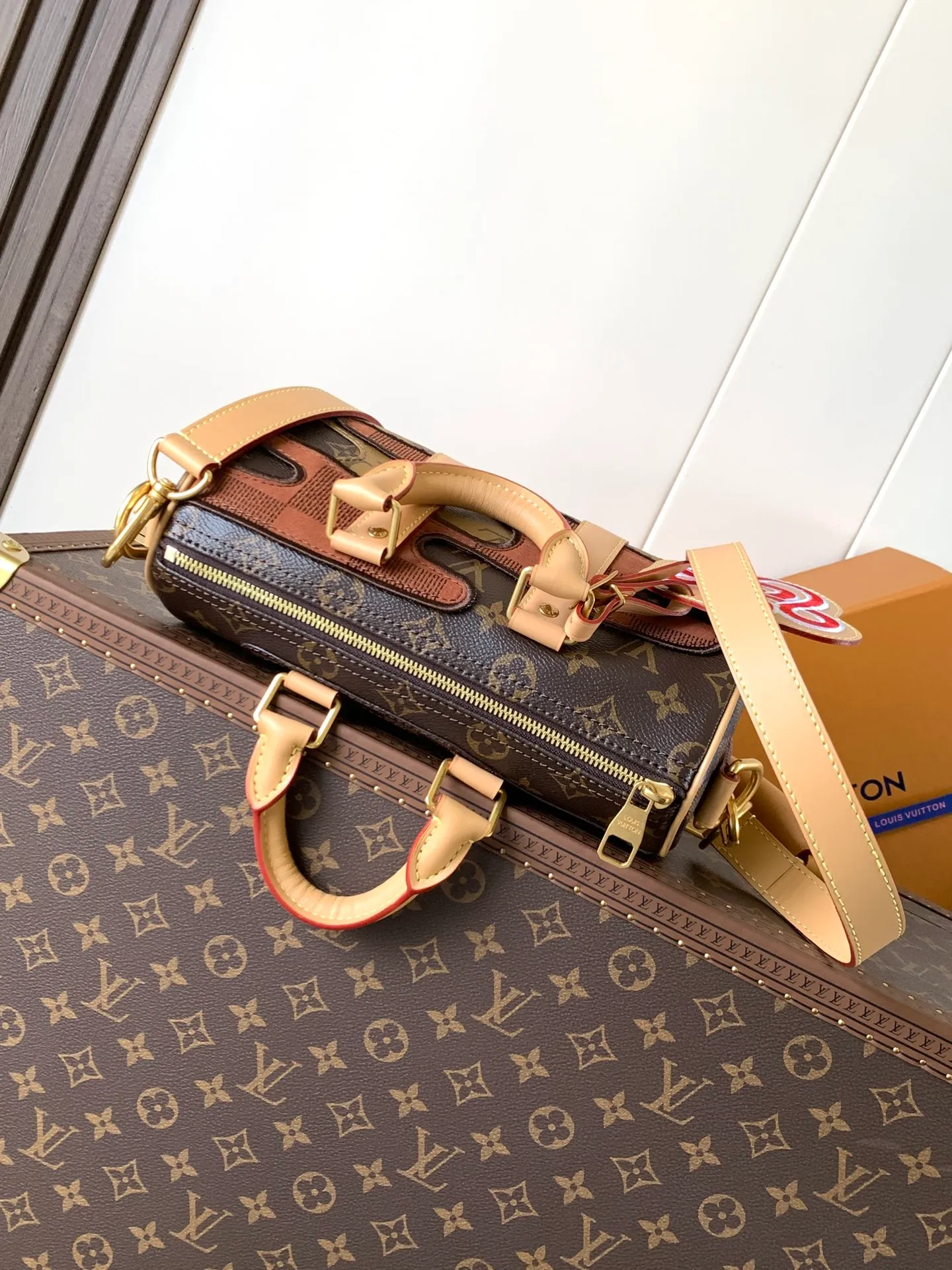 💰1220 Top original order M15428 Top original order Transcoding chip 163C This Keepall Bandoulière25 handbag is inspired by the Japanese Boro patchwork craftsmanship. The classic Monogram canvas bag is embroidered with Monogram and Damier canvas, creating a creative pattern that matches the terrain. 25 cm