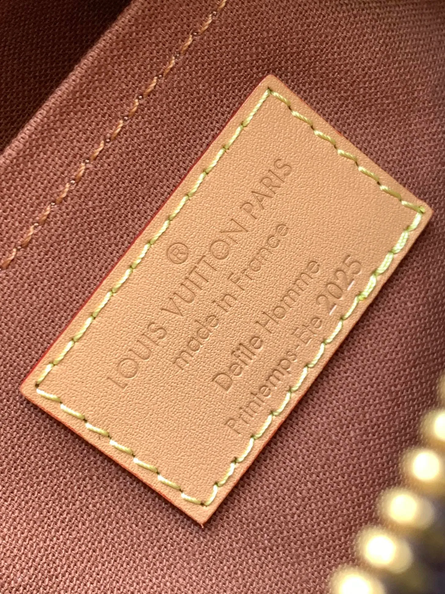 💰1220 Top original order M15428 Top original order Transcoding chip 163C This Keepall Bandoulière25 handbag is inspired by the Japanese Boro patchwork craftsmanship. The classic Monogram canvas bag is embroidered with Monogram and Damier canvas, creating a creative pattern that matches the terrain. 25 cm