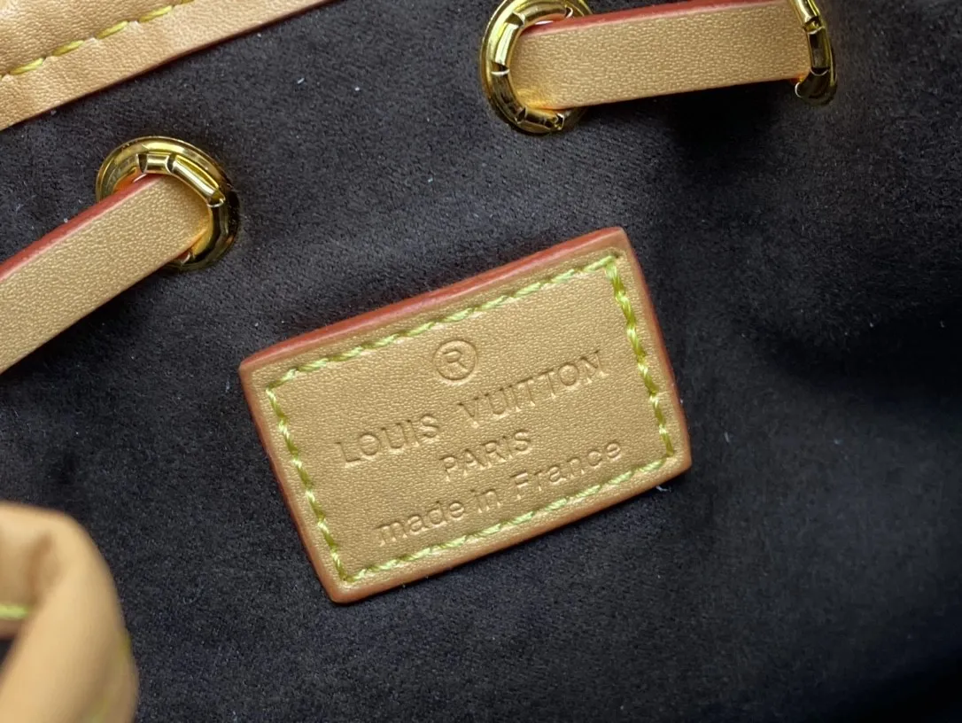P160 Upgraded original M46291 M46449 M81266 gray, black (embossed silk screen) This Nano Noé handbag is made of Monogram Empreinte leather with embossed Monogram pattern, interpreting the pocket version of the classic Noé handbag, with a trendy drawstring to store daily needs. The handle and adjustable shoulder strap are both detachable, enabling a variety of carrying methods. Dimensions: 13 x 16 x 10 cm