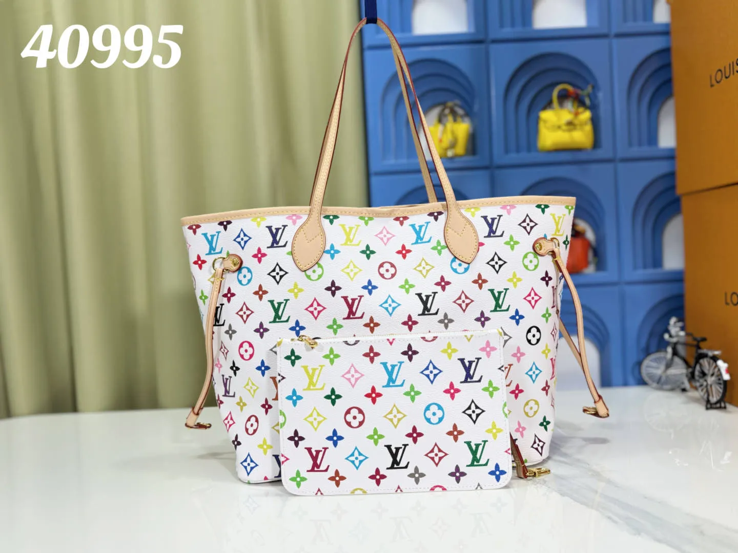 P260 upgraded original M40156 M40995 [latest color printing] Louis Vuitton's new interpretation of the neverfull classic handbag, explore the exquisite details inside the bag. Redesigned interior pockets feature fresh fabric linings and vintage details inspired by the Louis Vuitton archives, most notably the detachable zippered clutch, which can be used on its own as a sophisticated clutch or as an additional pocket. Bright lining tones add a lively feel to the classic monogram canvas. The most shining bag at night, only it can make you the brightest star in the night. Size 32x29x17cm