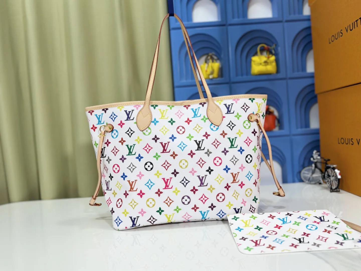 P260 upgraded original M40156 M40995 [latest color printing] Louis Vuitton's new interpretation of the neverfull classic handbag, explore the exquisite details inside the bag. Redesigned interior pockets feature fresh fabric linings and vintage details inspired by the Louis Vuitton archives, most notably the detachable zippered clutch, which can be used on its own as a sophisticated clutch or as an additional pocket. Bright lining tones add a lively feel to the classic monogram canvas. The most shining bag at night, only it can make you the brightest star in the night. Size 32x29x17cm