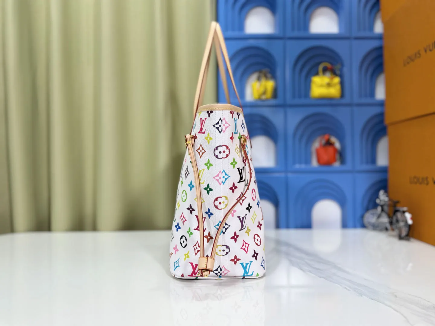 P260 upgraded original M40156 M40995 [latest color printing] Louis Vuitton's new interpretation of the neverfull classic handbag, explore the exquisite details inside the bag. Redesigned interior pockets feature fresh fabric linings and vintage details inspired by the Louis Vuitton archives, most notably the detachable zippered clutch, which can be used on its own as a sophisticated clutch or as an additional pocket. Bright lining tones add a lively feel to the classic monogram canvas. The most shining bag at night, only it can make you the brightest star in the night. Size 32x29x17cm