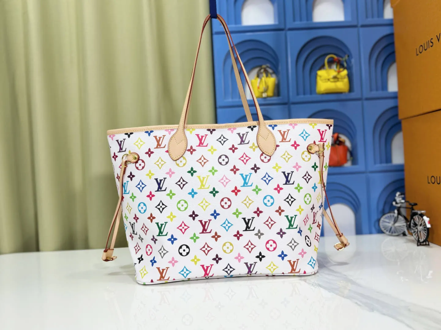 P260 upgraded original M40156 M40995 [latest color printing] Louis Vuitton's new interpretation of the neverfull classic handbag, explore the exquisite details inside the bag. Redesigned interior pockets feature fresh fabric linings and vintage details inspired by the Louis Vuitton archives, most notably the detachable zippered clutch, which can be used on its own as a sophisticated clutch or as an additional pocket. Bright lining tones add a lively feel to the classic monogram canvas. The most shining bag at night, only it can make you the brightest star in the night. Size 32x29x17cm
