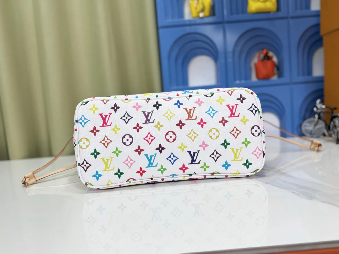 P260 upgraded original M40156 M40995 [latest color printing] Louis Vuitton's new interpretation of the neverfull classic handbag, explore the exquisite details inside the bag. Redesigned interior pockets feature fresh fabric linings and vintage details inspired by the Louis Vuitton archives, most notably the detachable zippered clutch, which can be used on its own as a sophisticated clutch or as an additional pocket. Bright lining tones add a lively feel to the classic monogram canvas. The most shining bag at night, only it can make you the brightest star in the night. Size 32x29x17cm