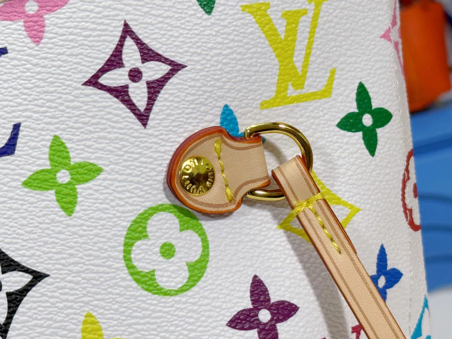 P260 upgraded original M40156 M40995 [latest color printing] Louis Vuitton's new interpretation of the neverfull classic handbag, explore the exquisite details inside the bag. Redesigned interior pockets feature fresh fabric linings and vintage details inspired by the Louis Vuitton archives, most notably the detachable zippered clutch, which can be used on its own as a sophisticated clutch or as an additional pocket. Bright lining tones add a lively feel to the classic monogram canvas. The most shining bag at night, only it can make you the brightest star in the night. Size 32x29x17cm