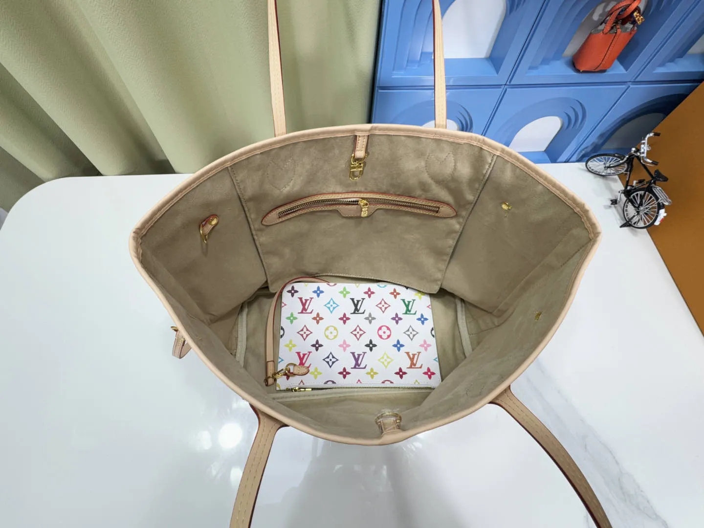 P260 upgraded original M40156 M40995 [latest color printing] Louis Vuitton's new interpretation of the neverfull classic handbag, explore the exquisite details inside the bag. Redesigned interior pockets feature fresh fabric linings and vintage details inspired by the Louis Vuitton archives, most notably the detachable zippered clutch, which can be used on its own as a sophisticated clutch or as an additional pocket. Bright lining tones add a lively feel to the classic monogram canvas. The most shining bag at night, only it can make you the brightest star in the night. Size 32x29x17cm