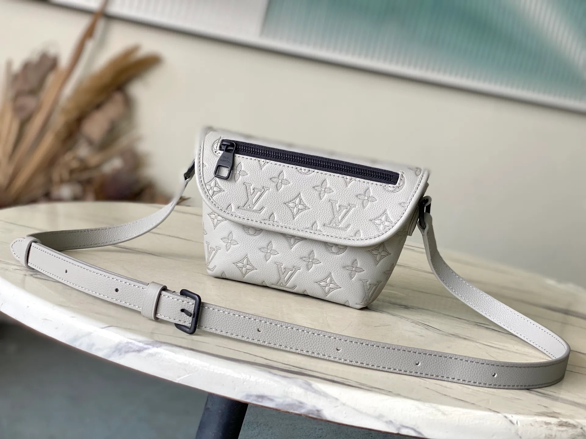 💰1300 (top layer leather) top original order M14794 This Pulse mini handbag is made of Monogram Shadow embossed cow leather dip-dyed in a modern new color, with a soft texture to upgrade the elegant structure and comfortable carrying experience. Metal hardware and zippers on the flap pocket subtly accentuate the bag's pattern, and the adjustable shoulder strap offers shoulder and cross-body options. Dimensions: 22.5 × 16 × 5 cm