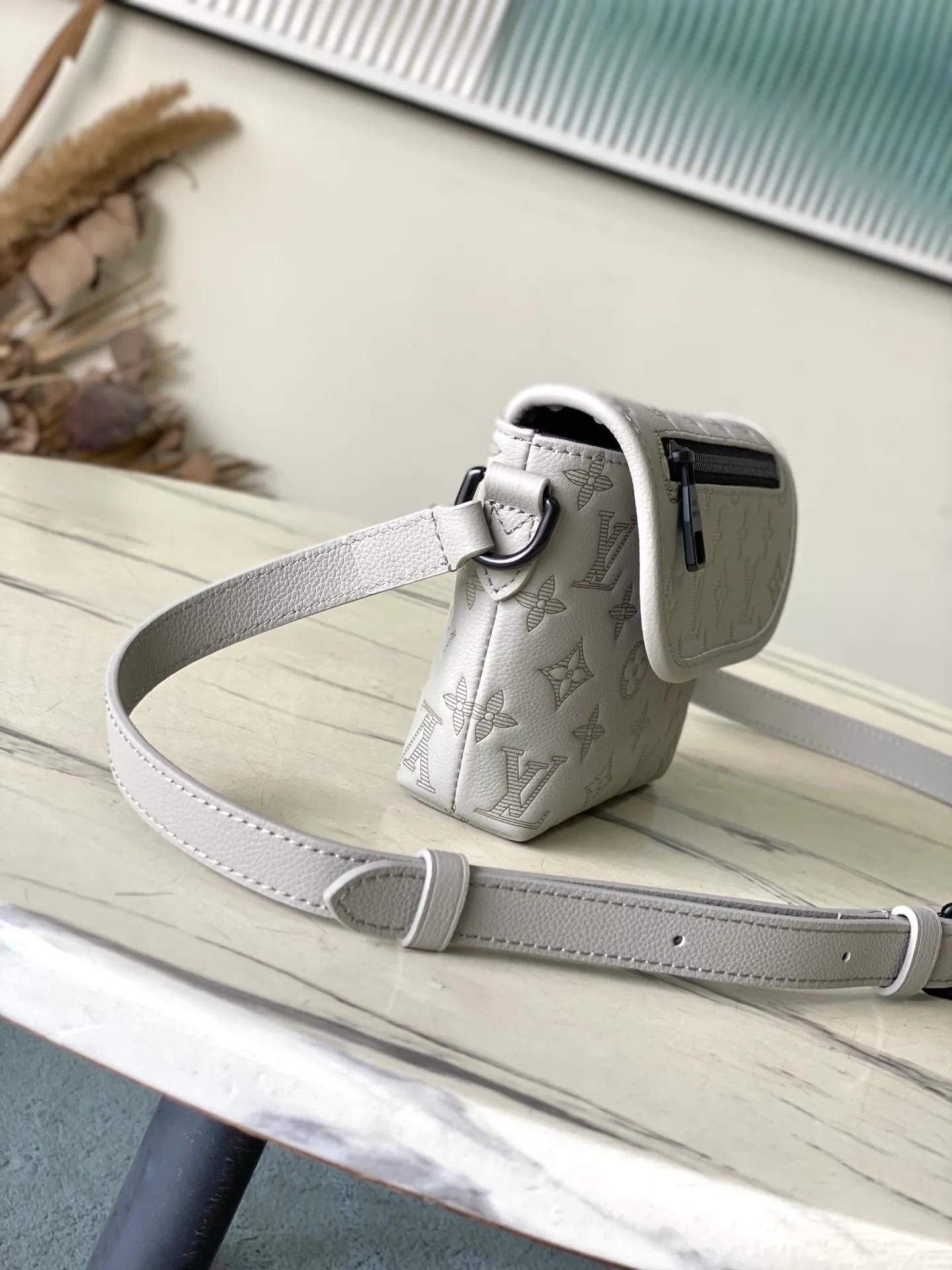 💰1300 (top layer leather) top original order M14794 This Pulse mini handbag is made of Monogram Shadow embossed cow leather dip-dyed in a modern new color, with a soft texture to upgrade the elegant structure and comfortable carrying experience. Metal hardware and zippers on the flap pocket subtly accentuate the bag's pattern, and the adjustable shoulder strap offers shoulder and cross-body options. Dimensions: 22.5 × 16 × 5 cm