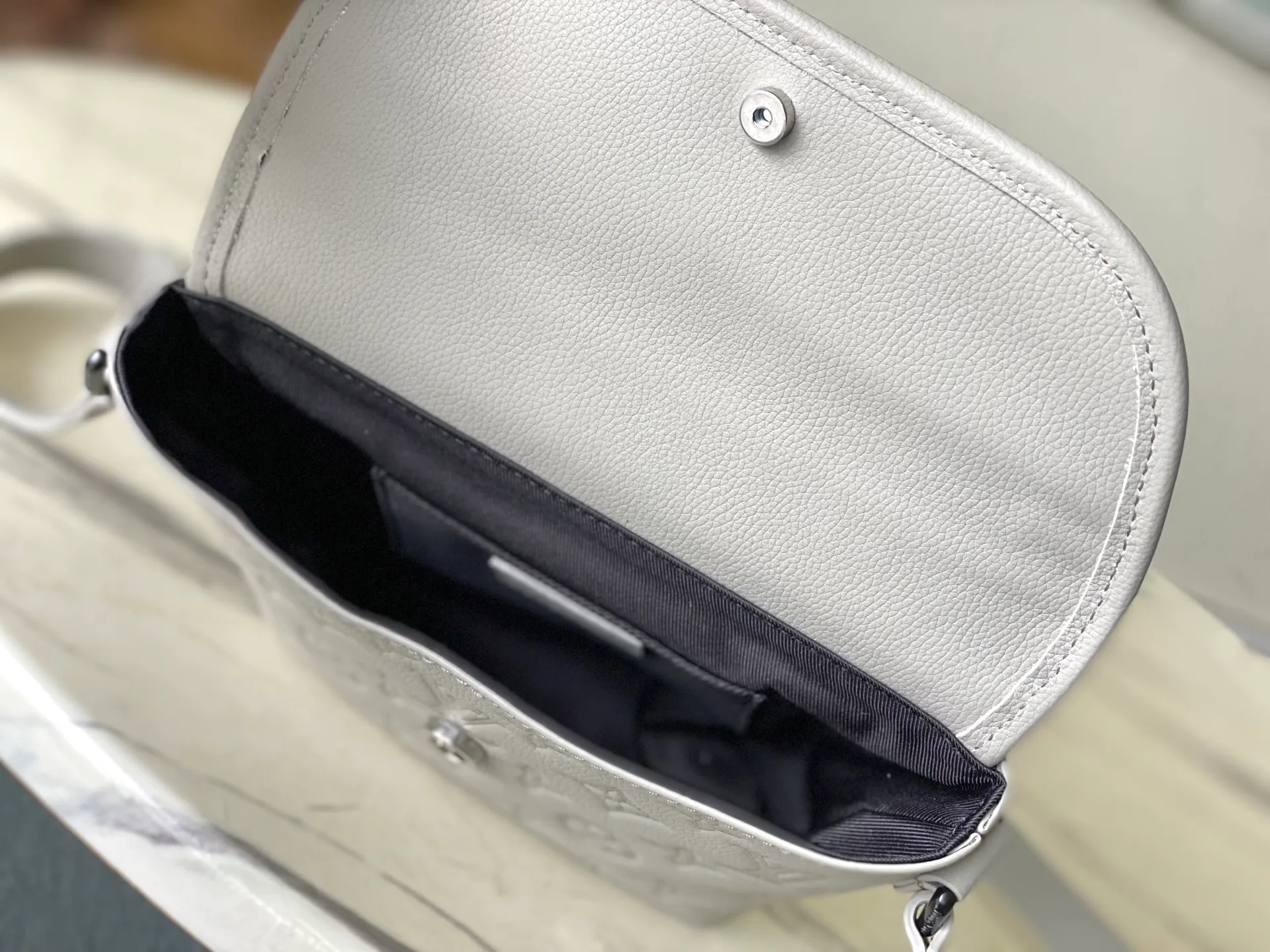 💰1300 (top layer leather) top original order M14794 This Pulse mini handbag is made of Monogram Shadow embossed cow leather dip-dyed in a modern new color, with a soft texture to upgrade the elegant structure and comfortable carrying experience. Metal hardware and zippers on the flap pocket subtly accentuate the bag's pattern, and the adjustable shoulder strap offers shoulder and cross-body options. Dimensions: 22.5 × 16 × 5 cm