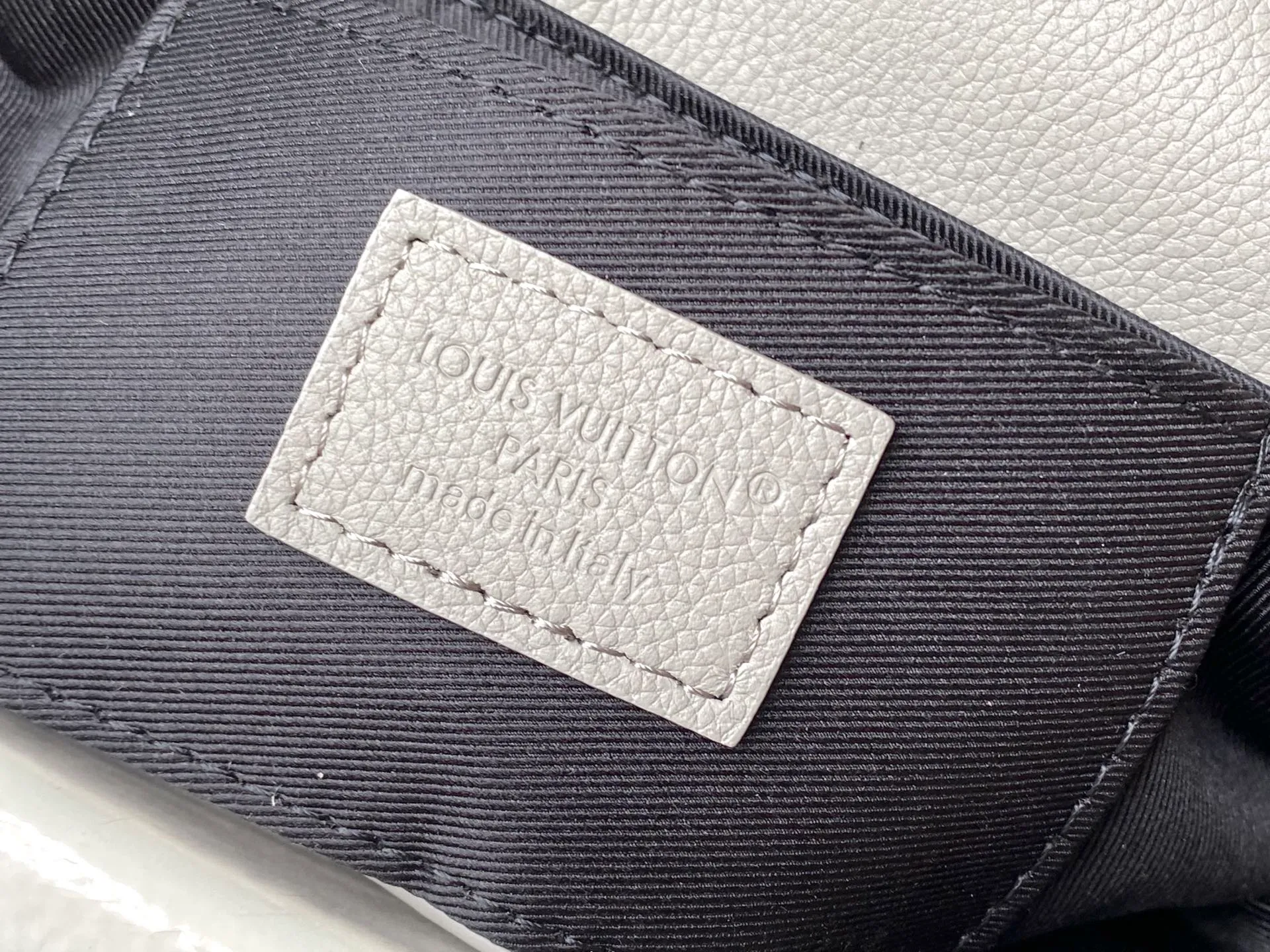 💰1300 (top layer leather) top original order M14794 This Pulse mini handbag is made of Monogram Shadow embossed cow leather dip-dyed in a modern new color, with a soft texture to upgrade the elegant structure and comfortable carrying experience. Metal hardware and zippers on the flap pocket subtly accentuate the bag's pattern, and the adjustable shoulder strap offers shoulder and cross-body options. Dimensions: 22.5 × 16 × 5 cm