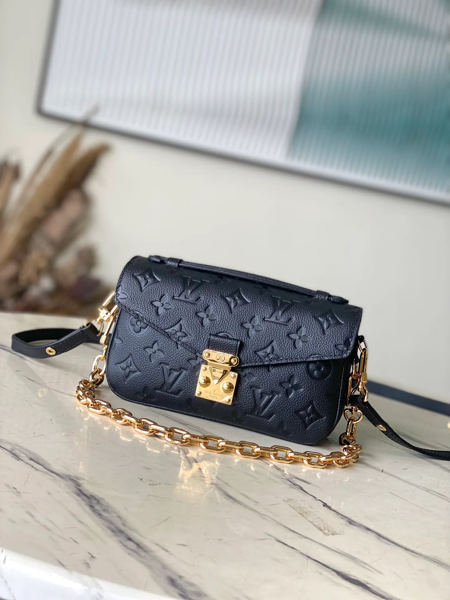 💰1100 (first-grain leather) top original order M46595 black. This Pochette Metis East West handbag is made of Monogram Empreinte leather embossed with the Monogram pattern, integrating classic elements and contemporary details. The S-lock buckle and top handle pay tribute to the brand's box-making heritage. The compact structure and detachable shoulder short chain highlight the trendy style. Size: 21.5x13.5x6cm
