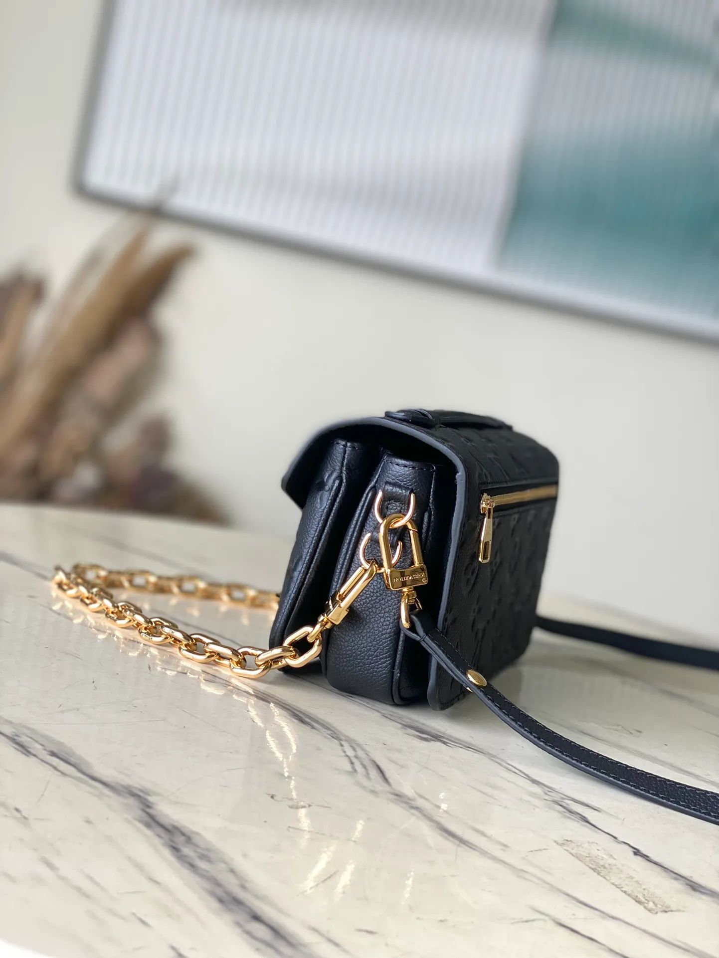 💰1100 (first-grain leather) top original order M46595 black. This Pochette Metis East West handbag is made of Monogram Empreinte leather embossed with the Monogram pattern, integrating classic elements and contemporary details. The S-lock buckle and top handle pay tribute to the brand's box-making heritage. The compact structure and detachable shoulder short chain highlight the trendy style. Size: 21.5x13.5x6cm