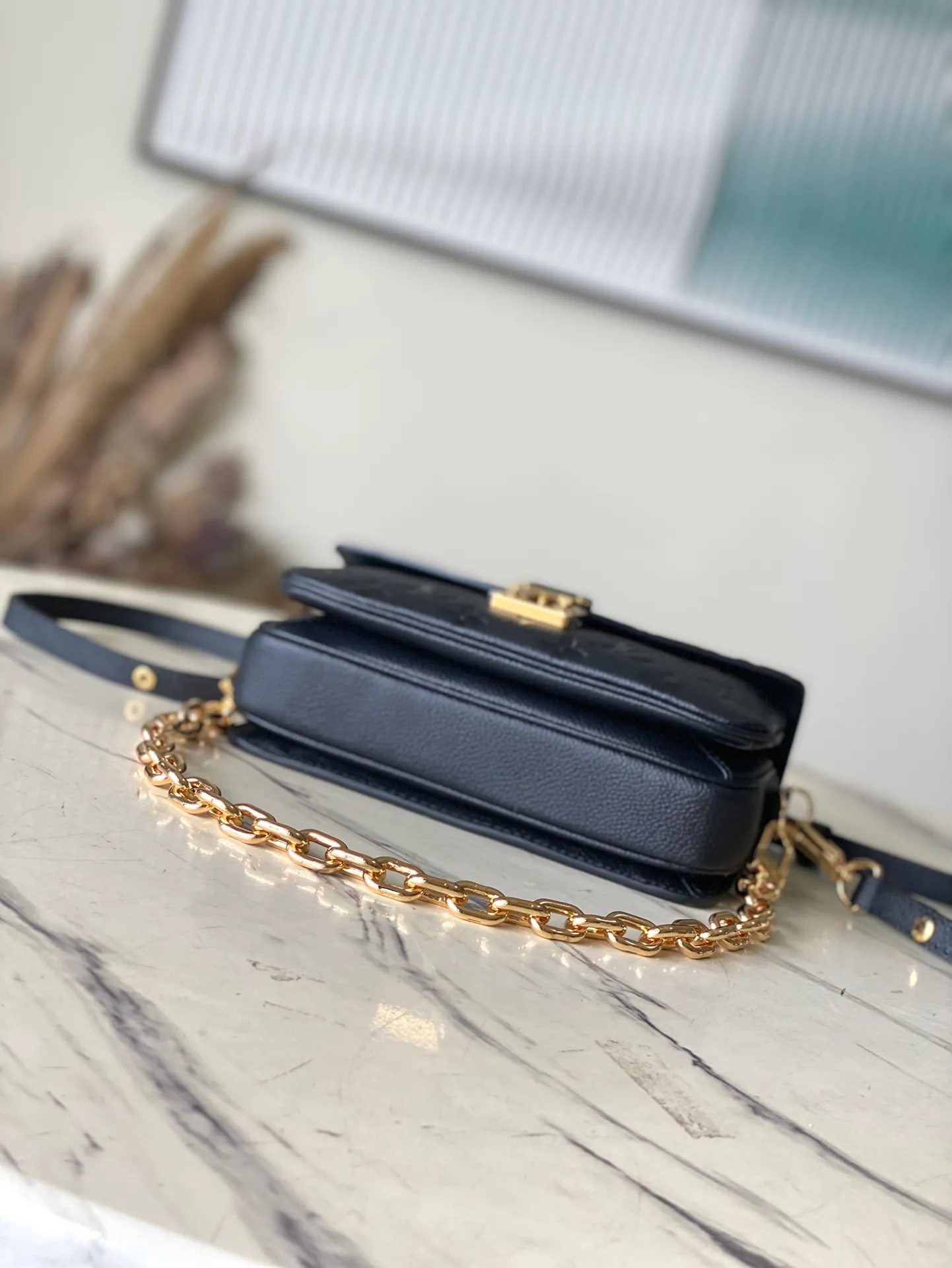 💰1100 (first-grain leather) top original order M46595 black. This Pochette Metis East West handbag is made of Monogram Empreinte leather embossed with the Monogram pattern, integrating classic elements and contemporary details. The S-lock buckle and top handle pay tribute to the brand's box-making heritage. The compact structure and detachable shoulder short chain highlight the trendy style. Size: 21.5x13.5x6cm