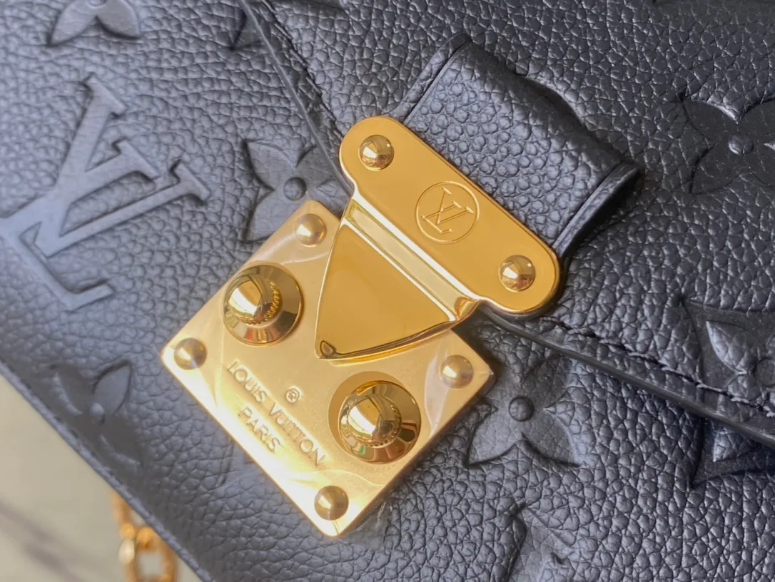 💰1100 (first-grain leather) top original order M46595 black. This Pochette Metis East West handbag is made of Monogram Empreinte leather embossed with the Monogram pattern, integrating classic elements and contemporary details. The S-lock buckle and top handle pay tribute to the brand's box-making heritage. The compact structure and detachable shoulder short chain highlight the trendy style. Size: 21.5x13.5x6cm