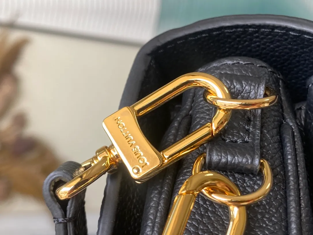 💰1100 (first-grain leather) top original order M46595 black. This Pochette Metis East West handbag is made of Monogram Empreinte leather embossed with the Monogram pattern, integrating classic elements and contemporary details. The S-lock buckle and top handle pay tribute to the brand's box-making heritage. The compact structure and detachable shoulder short chain highlight the trendy style. Size: 21.5x13.5x6cm