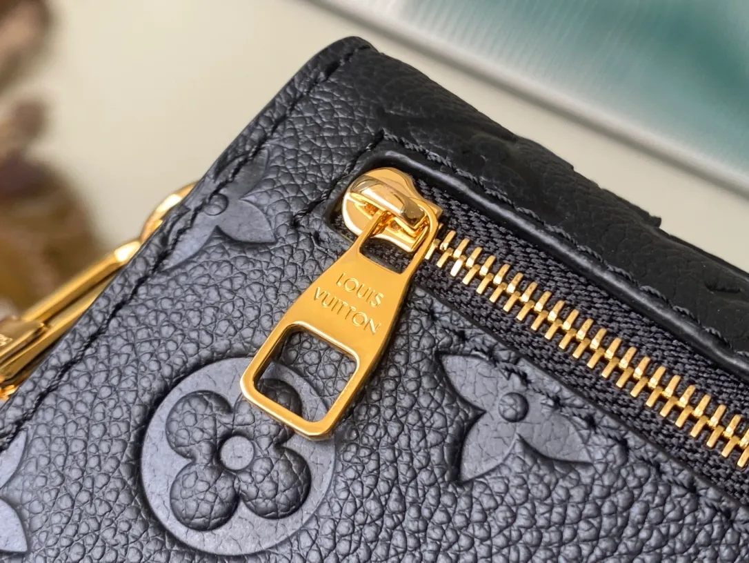 💰1100 (first-grain leather) top original order M46595 black. This Pochette Metis East West handbag is made of Monogram Empreinte leather embossed with the Monogram pattern, integrating classic elements and contemporary details. The S-lock buckle and top handle pay tribute to the brand's box-making heritage. The compact structure and detachable shoulder short chain highlight the trendy style. Size: 21.5x13.5x6cm