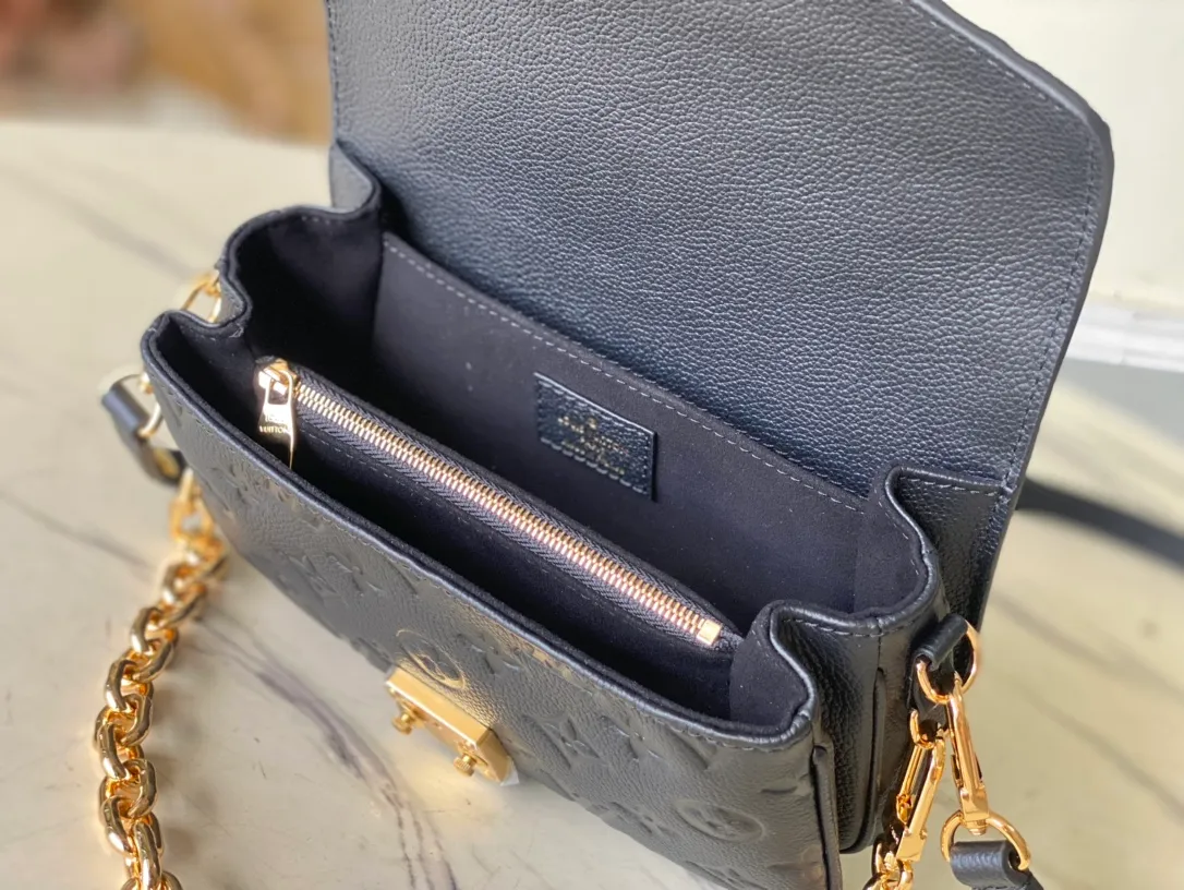 💰1100 (first-grain leather) top original order M46595 black. This Pochette Metis East West handbag is made of Monogram Empreinte leather embossed with the Monogram pattern, integrating classic elements and contemporary details. The S-lock buckle and top handle pay tribute to the brand's box-making heritage. The compact structure and detachable shoulder short chain highlight the trendy style. Size: 21.5x13.5x6cm