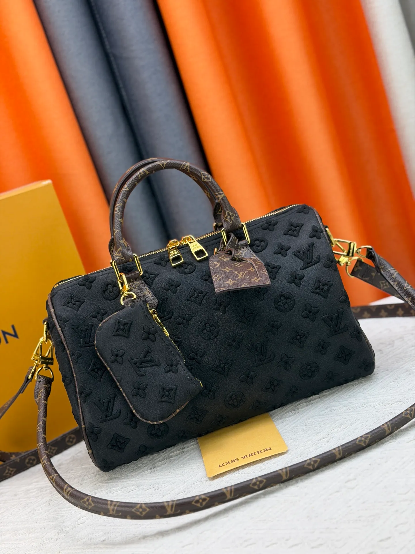 P320 M15225 M22853 Speedy Bandoulière 30 Handbag A refreshed version of Louis Vuitton's classic Speedy series, it is crafted from gray embossed leather and is engraved with the brand's iconic Monogram pattern, fully demonstrating the brand's heritage in texture. Equipped with golden metal accessories, it has a delicate handle and an adjustable shoulder strap, so it can be carried elegantly by hand or worn casually across the body. Built-in detachable coin purse blends practicality and design. From daily commuting to leisure travel, it combines classic bag shapes with modern materials to interpret the balance of French elegance and pragmatism. It is a fashionable item that highlights your individual taste. Dimensions: 30x18x17 cm