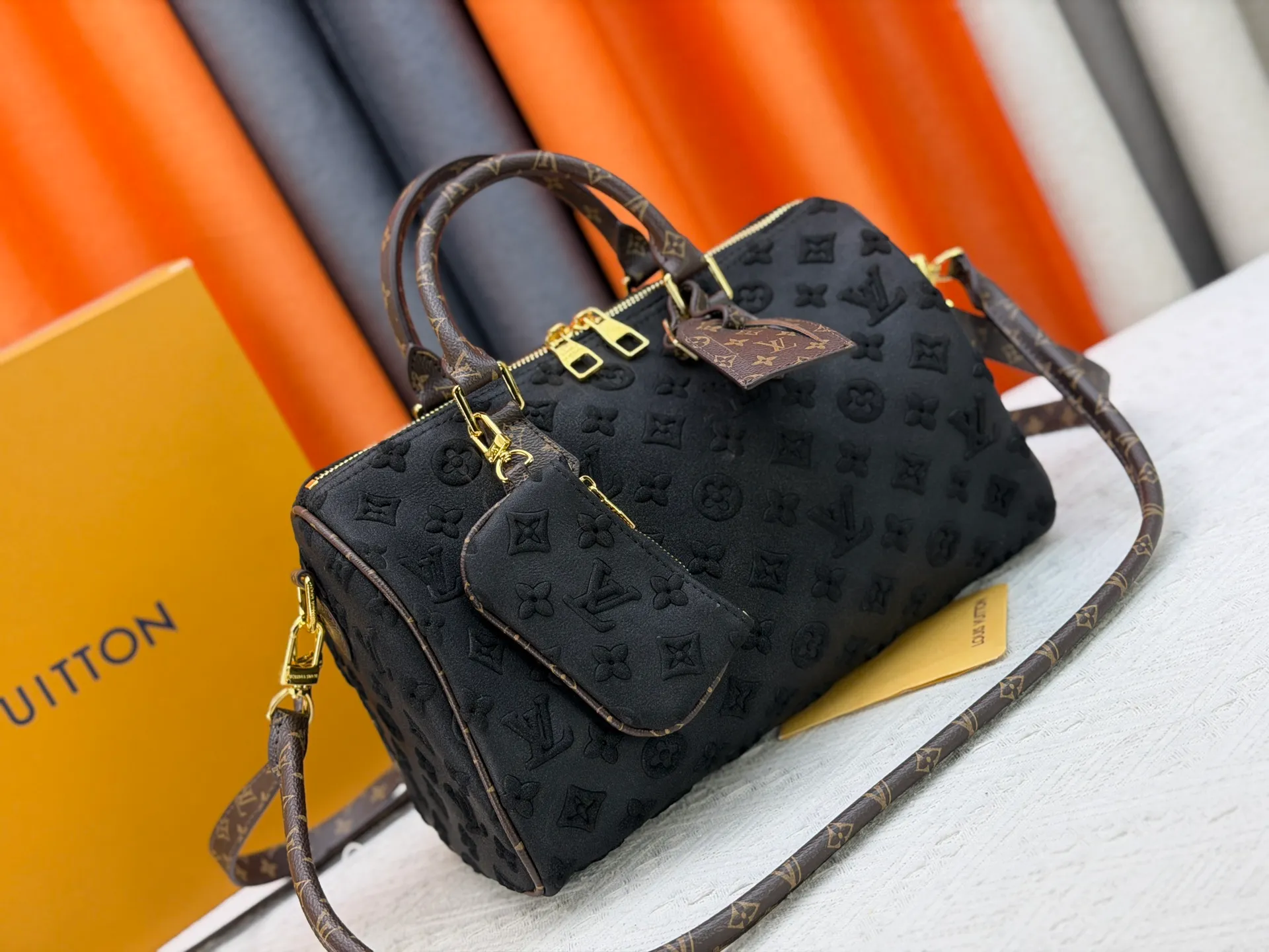 P320 M15225 M22853 Speedy Bandoulière 30 Handbag A refreshed version of Louis Vuitton's classic Speedy series, it is crafted from gray embossed leather and is engraved with the brand's iconic Monogram pattern, fully demonstrating the brand's heritage in texture. Equipped with golden metal accessories, it has a delicate handle and an adjustable shoulder strap, so it can be carried elegantly by hand or worn casually across the body. Built-in detachable coin purse blends practicality and design. From daily commuting to leisure travel, it combines classic bag shapes with modern materials to interpret the balance of French elegance and pragmatism. It is a fashionable item that highlights your individual taste. Dimensions: 30x18x17 cm
