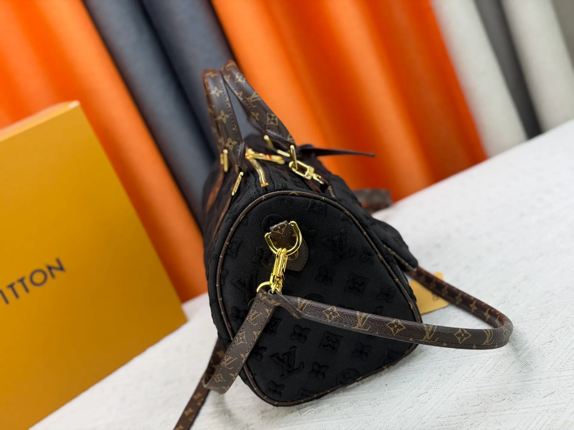 P320 M15225 M22853 Speedy Bandoulière 30 Handbag A refreshed version of Louis Vuitton's classic Speedy series, it is crafted from gray embossed leather and is engraved with the brand's iconic Monogram pattern, fully demonstrating the brand's heritage in texture. Equipped with golden metal accessories, it has a delicate handle and an adjustable shoulder strap, so it can be carried elegantly by hand or worn casually across the body. Built-in detachable coin purse blends practicality and design. From daily commuting to leisure travel, it combines classic bag shapes with modern materials to interpret the balance of French elegance and pragmatism. It is a fashionable item that highlights your individual taste. Dimensions: 30x18x17 cm