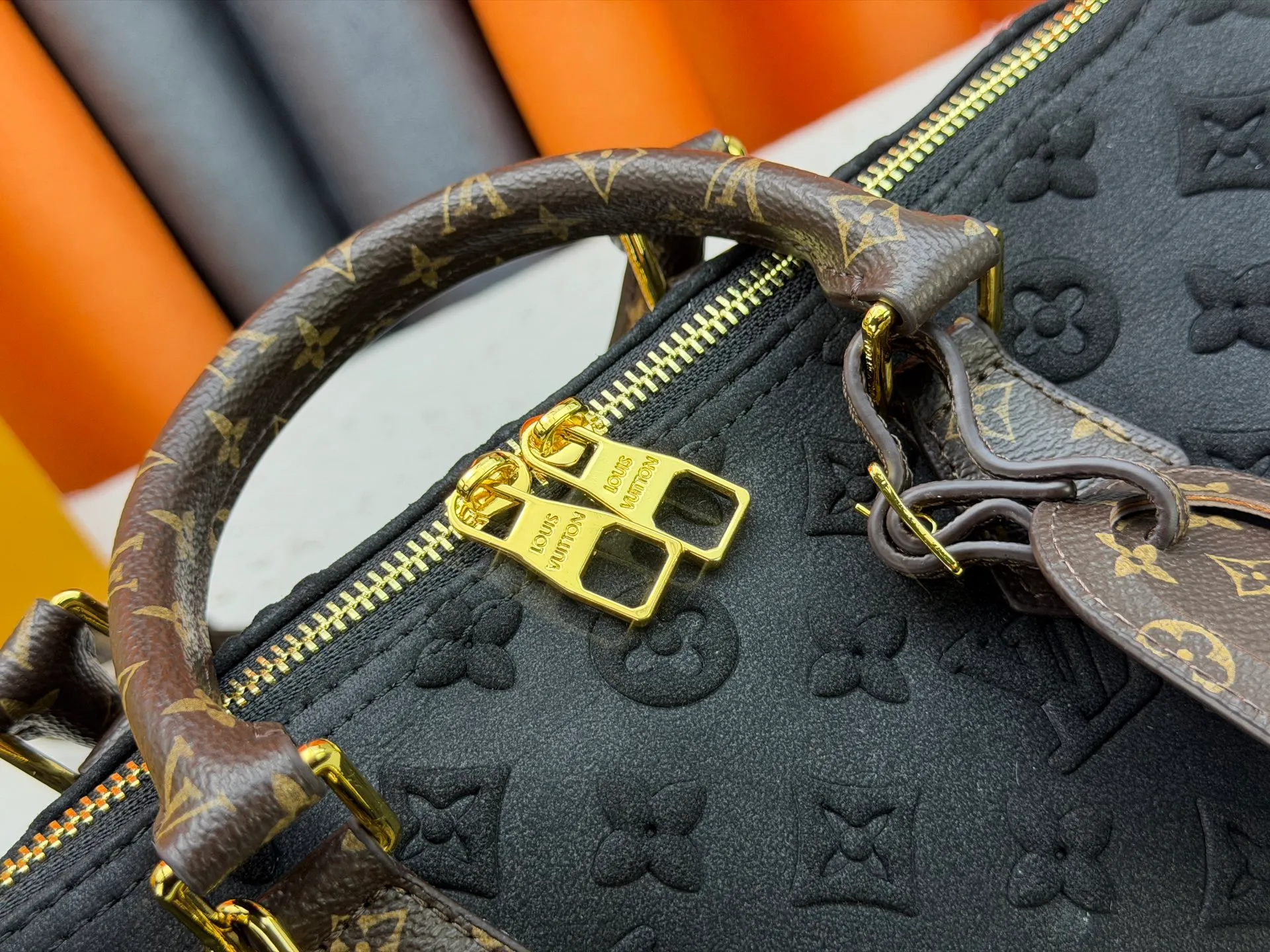 P320 M15225 M22853 Speedy Bandoulière 30 Handbag A refreshed version of Louis Vuitton's classic Speedy series, it is crafted from gray embossed leather and is engraved with the brand's iconic Monogram pattern, fully demonstrating the brand's heritage in texture. Equipped with golden metal accessories, it has a delicate handle and an adjustable shoulder strap, so it can be carried elegantly by hand or worn casually across the body. Built-in detachable coin purse blends practicality and design. From daily commuting to leisure travel, it combines classic bag shapes with modern materials to interpret the balance of French elegance and pragmatism. It is a fashionable item that highlights your individual taste. Dimensions: 30x18x17 cm