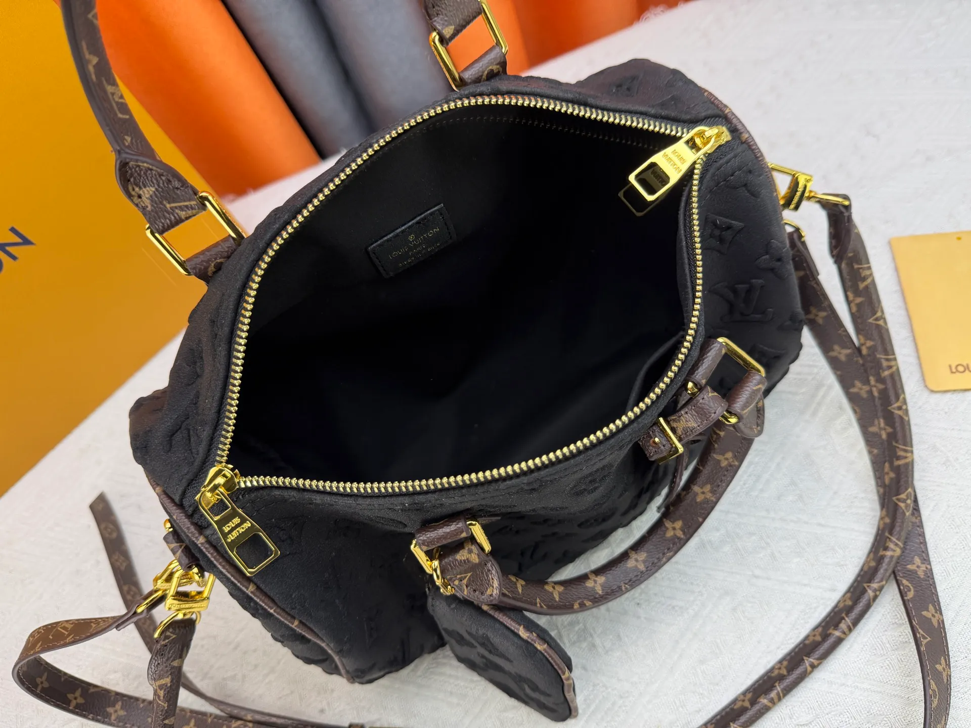 P320 M15225 M22853 Speedy Bandoulière 30 Handbag A refreshed version of Louis Vuitton's classic Speedy series, it is crafted from gray embossed leather and is engraved with the brand's iconic Monogram pattern, fully demonstrating the brand's heritage in texture. Equipped with golden metal accessories, it has a delicate handle and an adjustable shoulder strap, so it can be carried elegantly by hand or worn casually across the body. Built-in detachable coin purse blends practicality and design. From daily commuting to leisure travel, it combines classic bag shapes with modern materials to interpret the balance of French elegance and pragmatism. It is a fashionable item that highlights your individual taste. Dimensions: 30x18x17 cm