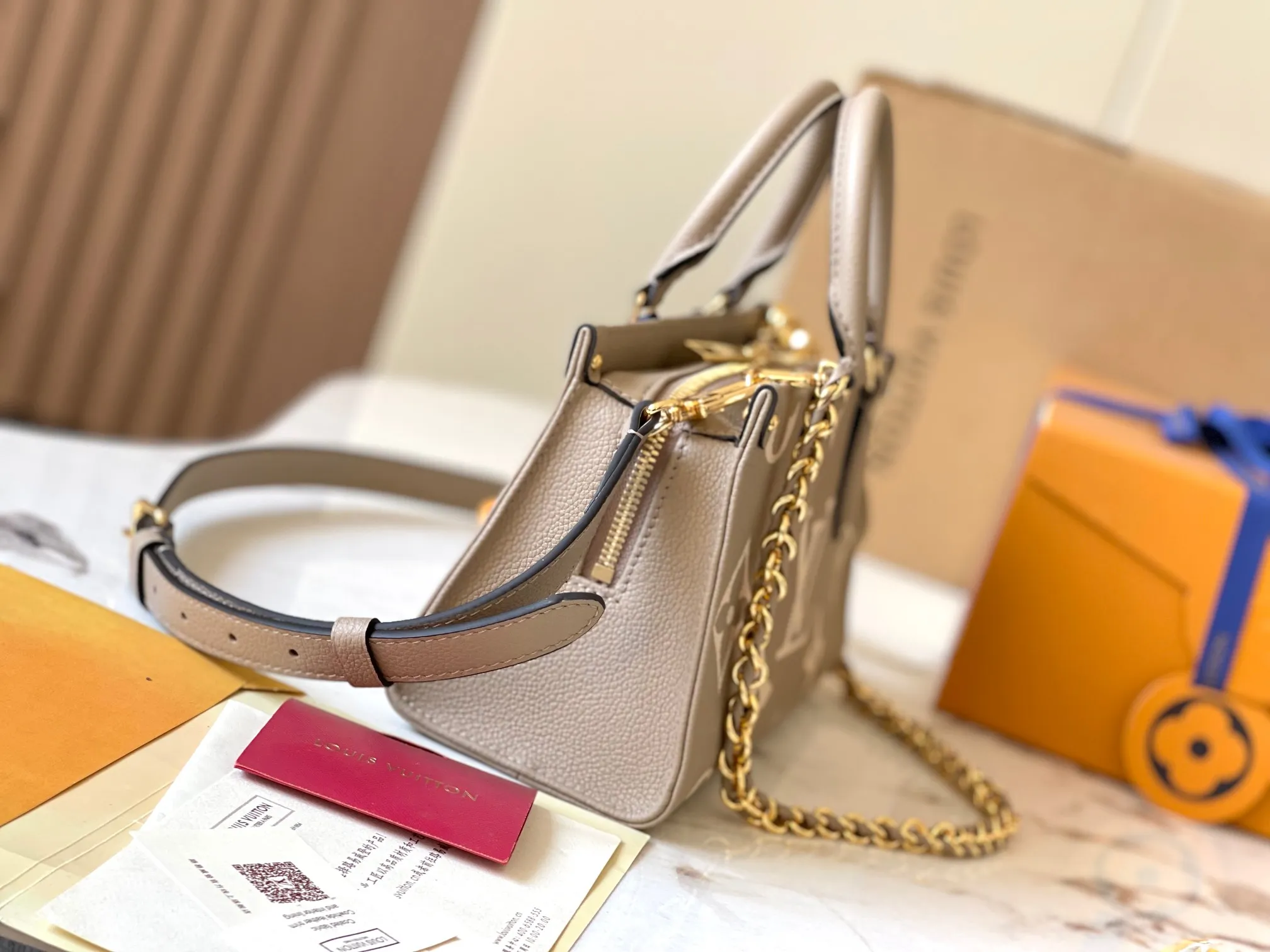 P2160 [Special grade all-steel original leather 💋 M23641 elephant gray] This OnTheGo small handbag is made of Monogram Empreinte leather embossed with Giant Monogram pattern, highlighting the soft and slender silhouette. The compact interior keeps your daily essentials organized, while the articulated top handle and detachable leather and woven chain shoulder strap allow for a variety of carrying options. 25 x 13 x 10 cm (length x height x width)