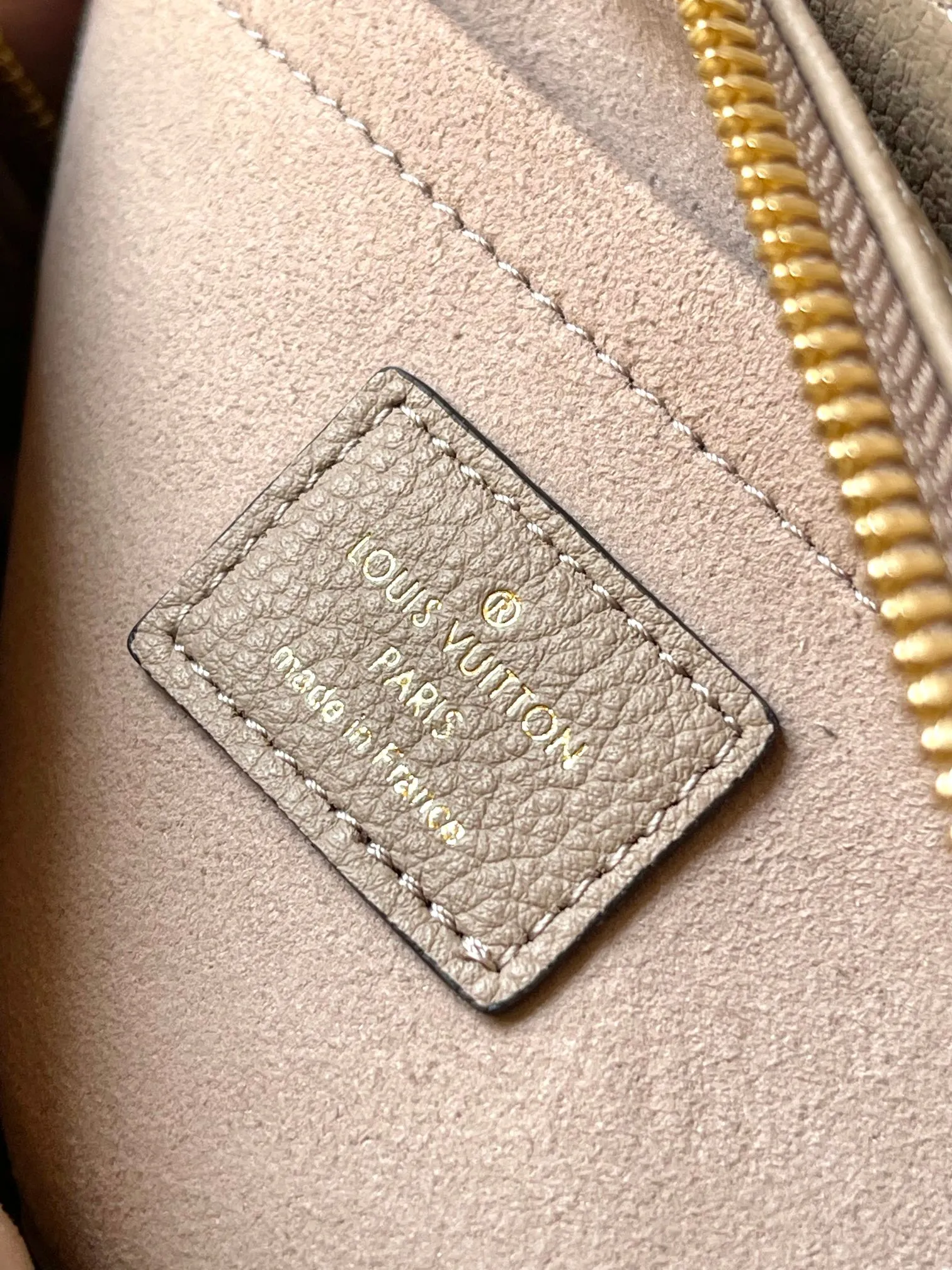 P2160 [Special grade all-steel original leather 💋 M23641 elephant gray] This OnTheGo small handbag is made of Monogram Empreinte leather embossed with Giant Monogram pattern, highlighting the soft and slender silhouette. The compact interior keeps your daily essentials organized, while the articulated top handle and detachable leather and woven chain shoulder strap allow for a variety of carrying options. 25 x 13 x 10 cm (length x height x width)